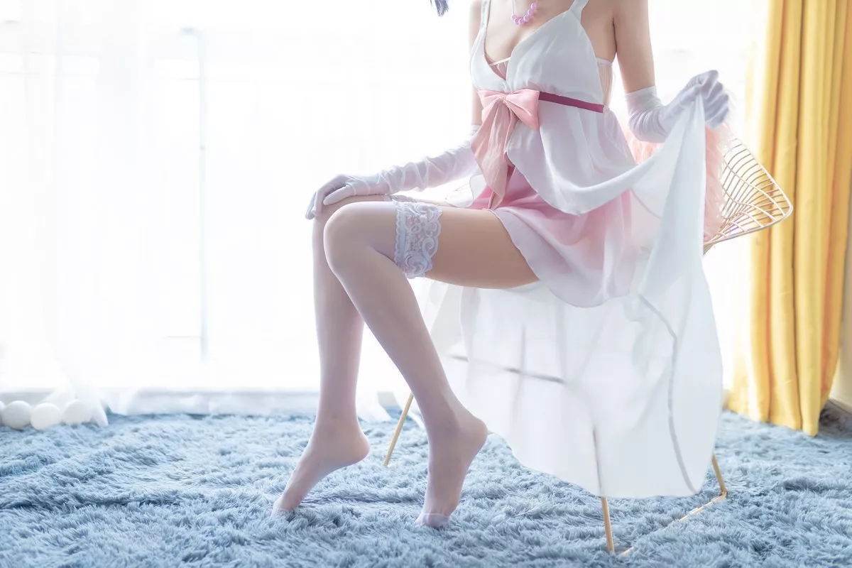 萌系小姐姐木绵绵OwO加藤惠cos礼服主题私房性感礼服配白色蕾丝袜诱惑写真39P