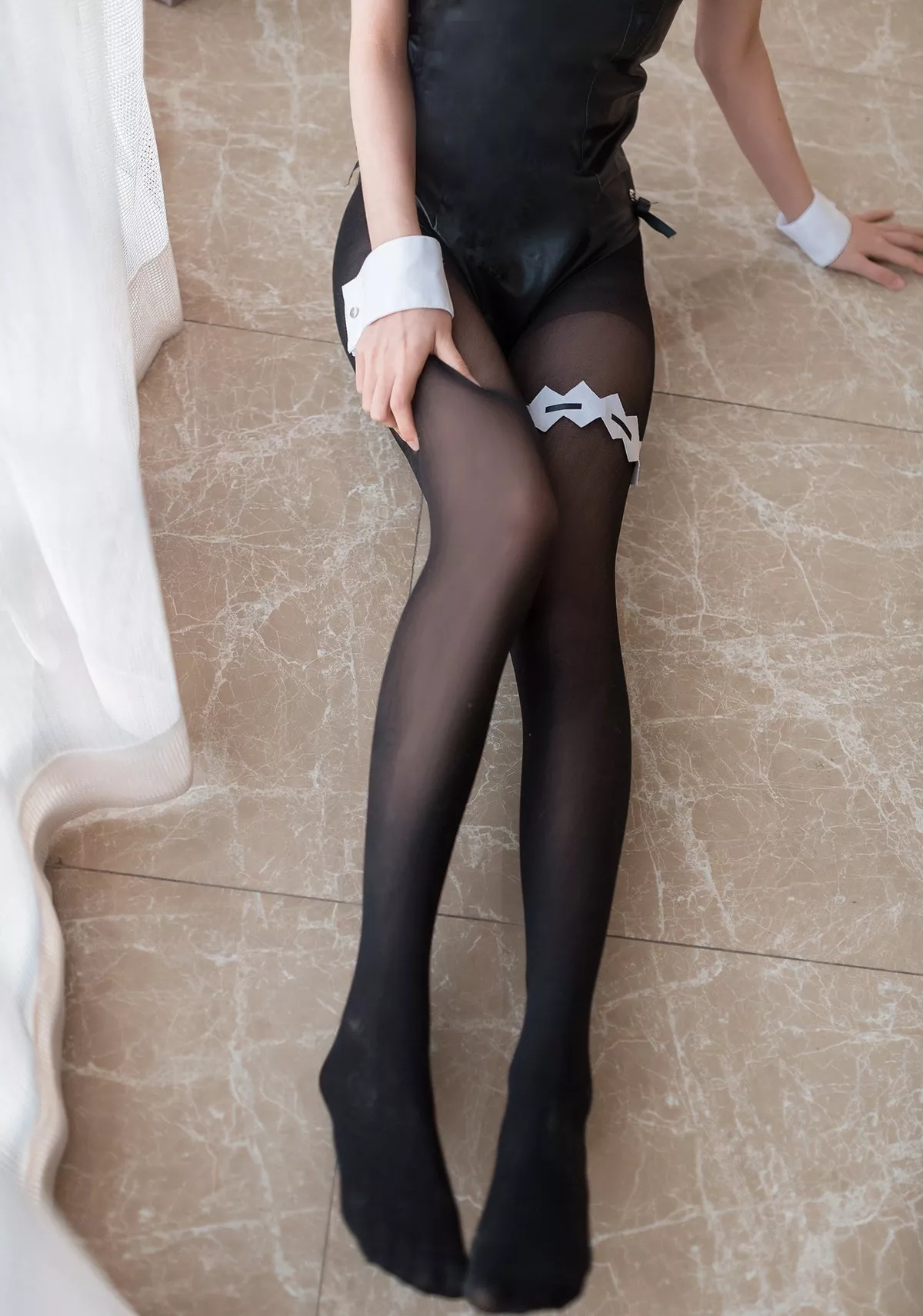 萌系小姐姐木绵绵OwO蕾姆兔女郎主题私房黑色皮质连体衣配超薄黑丝诱惑写真60P