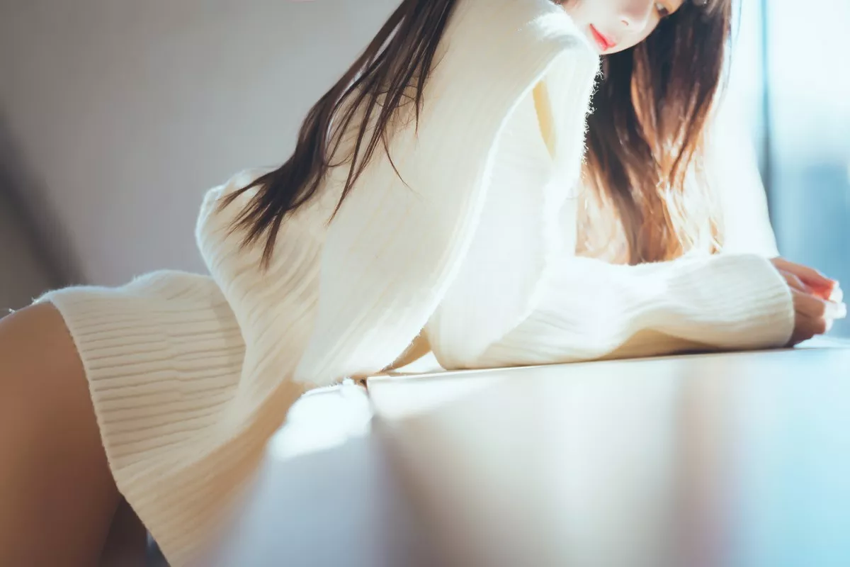 网络美女桜桃喵暖暖系列主题私房性感白色毛衣配白色内衣秀完美身材诱惑写真71P