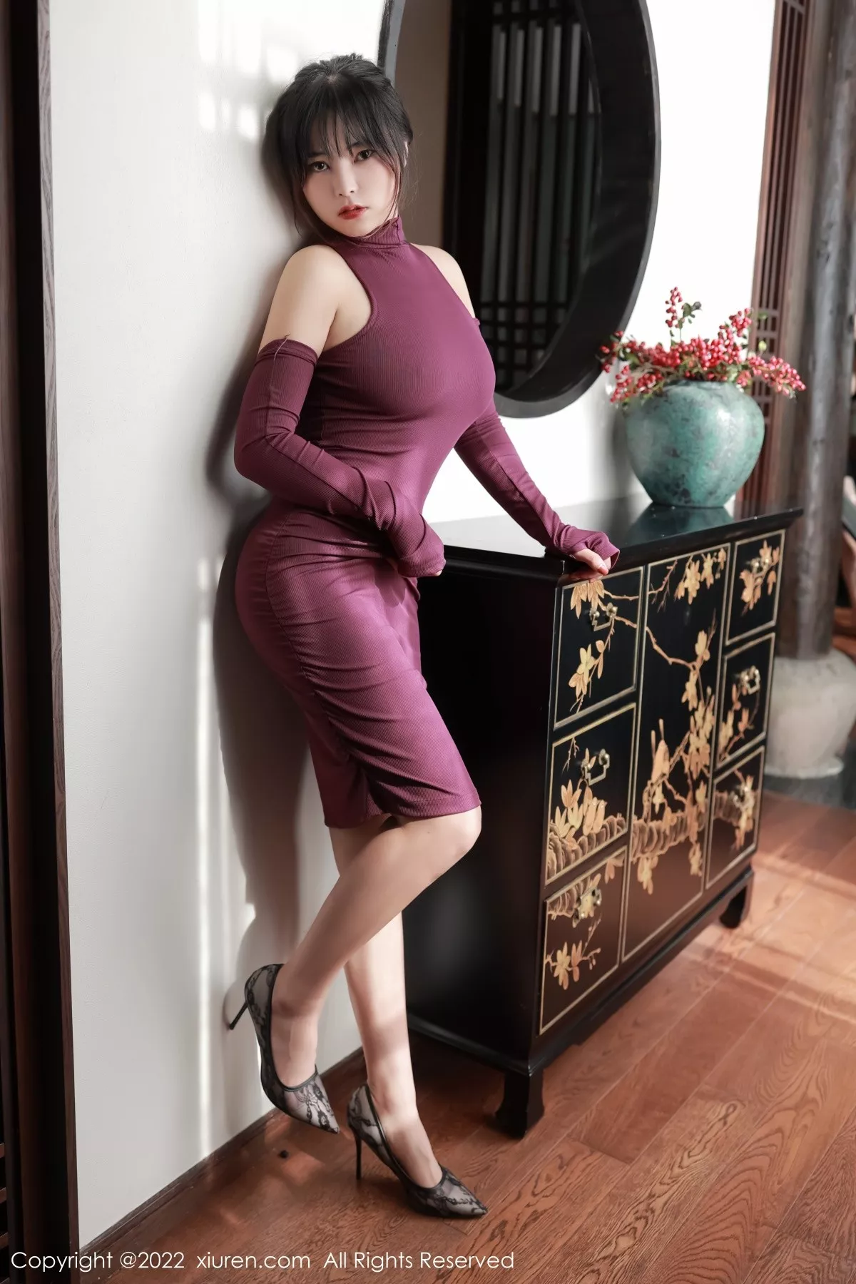 XiuRen第5302期_模特奈沐子澳门旅拍室内场景紫红色连衣裙秀曼妙身材诱惑写真46P
