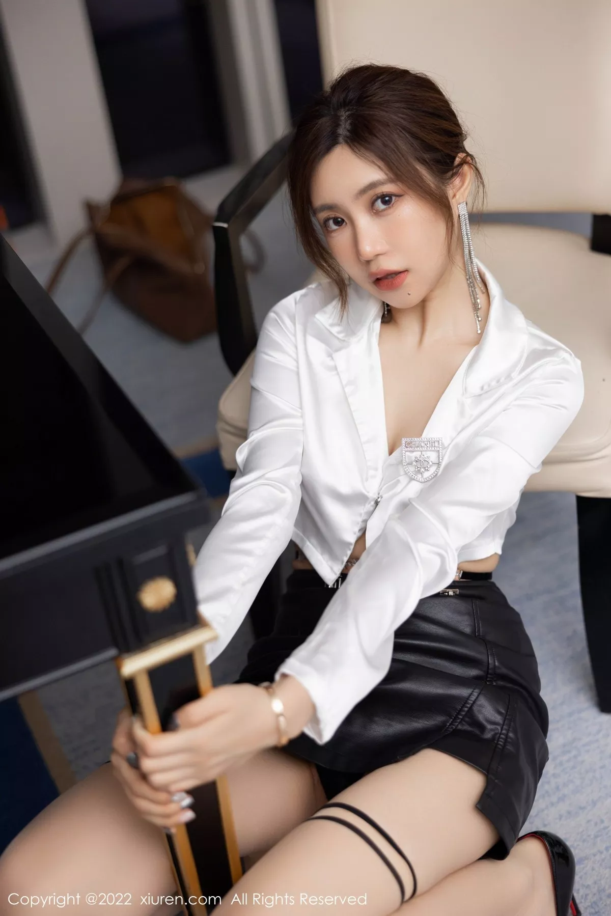 XiuRen第5189期_女神绮里嘉ula海南心愿旅拍白色上衣配黑短裙原色丝袜诱惑写真85P