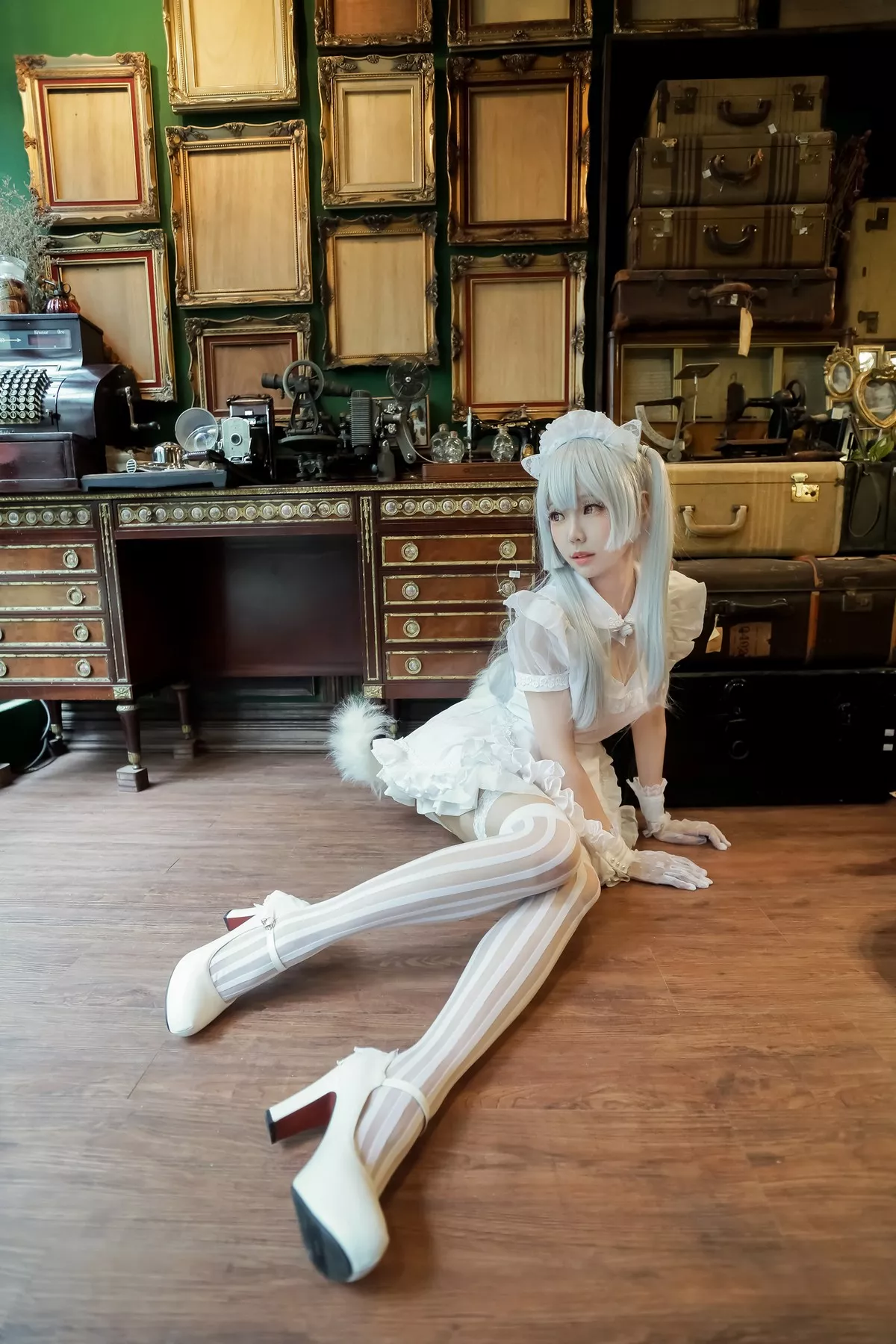 Coser妹子Ely_eee双马尾辫主题户外白色JK制服+室内性感女仆装完美诱惑写真141P