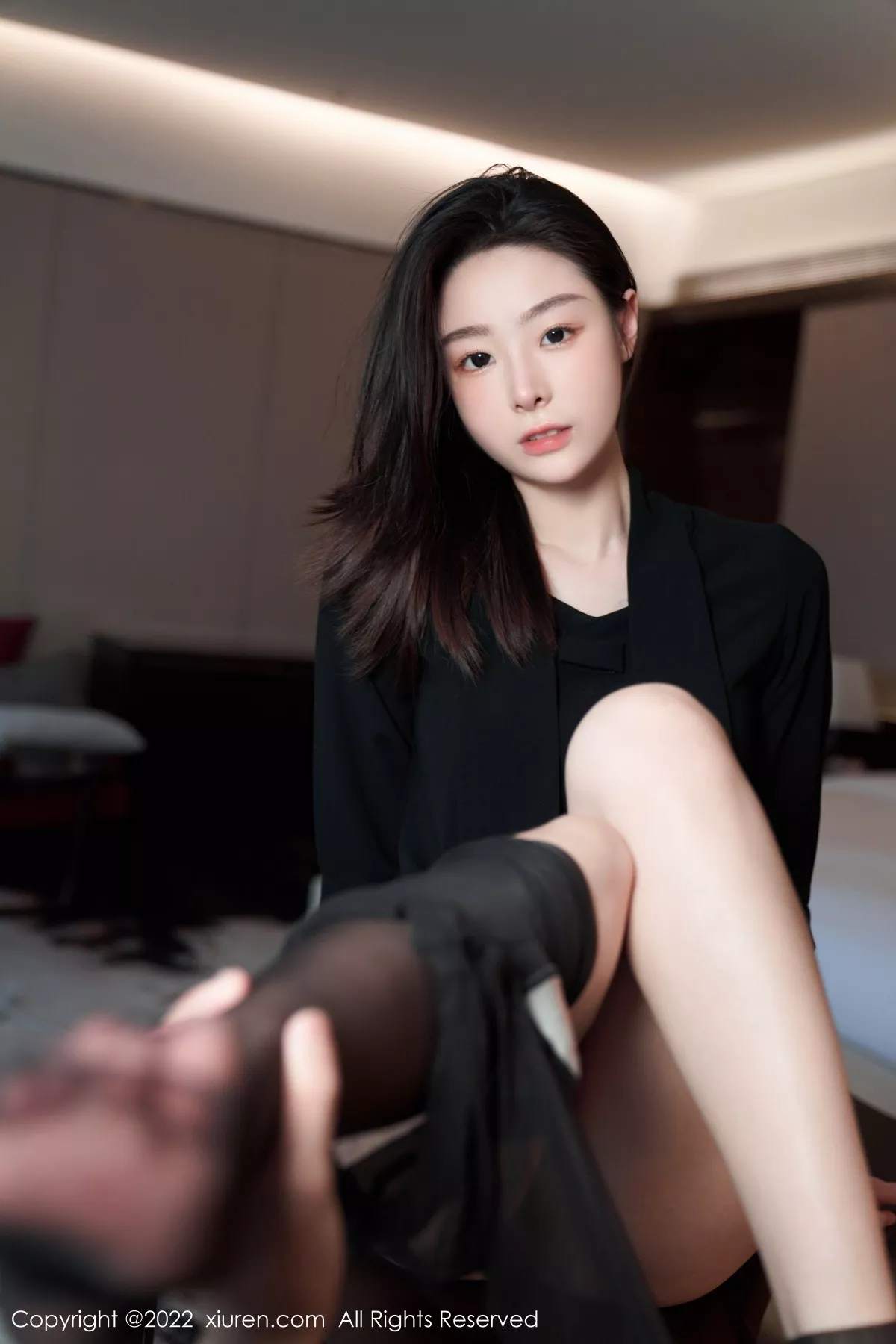 XiuRen第5312期_模特是小逗逗黑色轻透上衣配白色短裙露超薄无内黑丝诱惑写真90P
