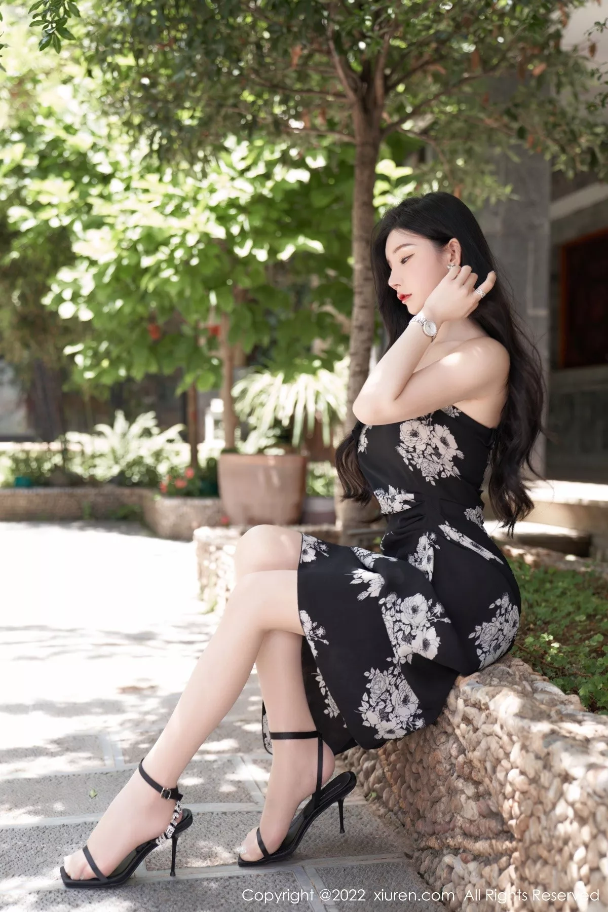 XiuRen第5307期_女神周于希Sally心愿旅拍黑色露肩连衣长裙秀完美身材诱惑写真90P