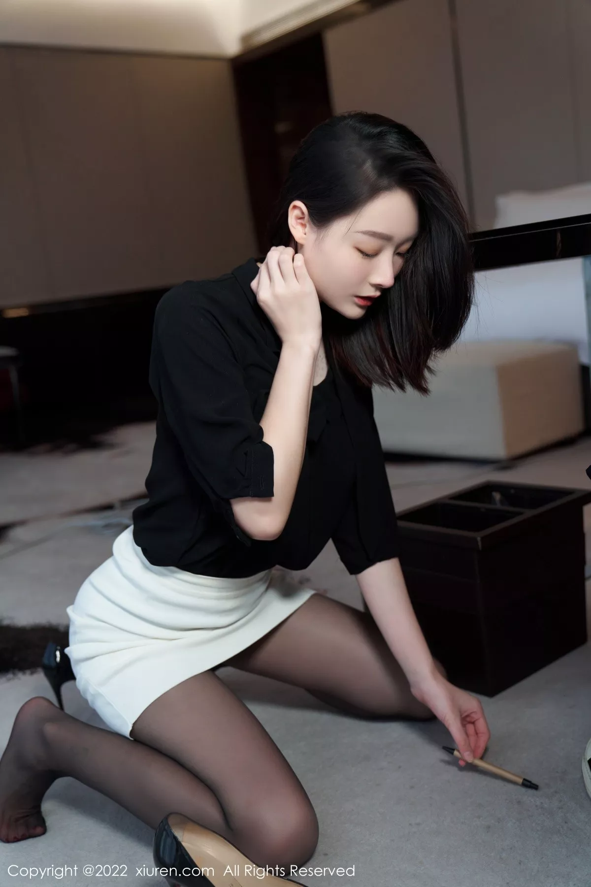 XiuRen第5312期_模特是小逗逗黑色轻透上衣配白色短裙露超薄无内黑丝诱惑写真90P
