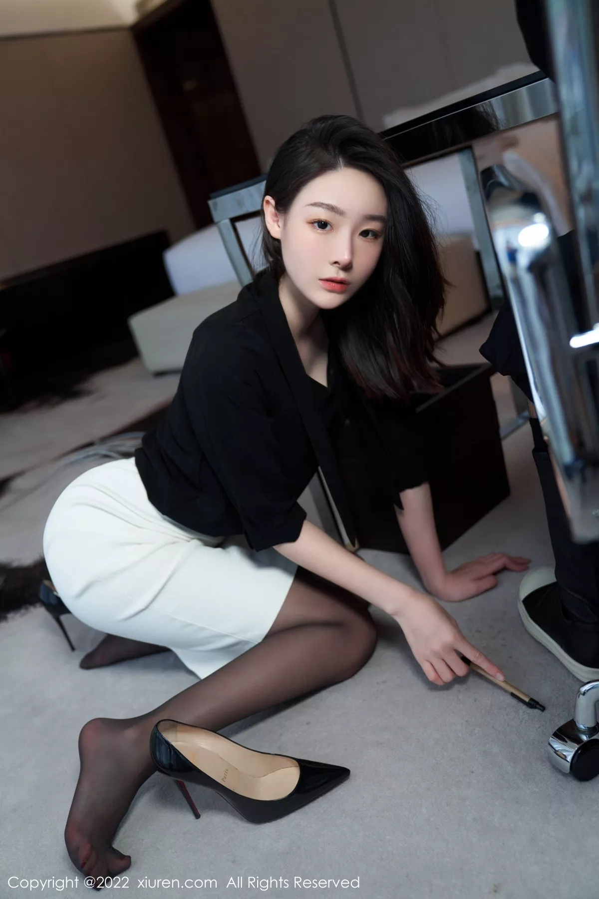 XiuRen第5312期_模特是小逗逗黑色轻透上衣配白色短裙露超薄无内黑丝诱惑写真90P