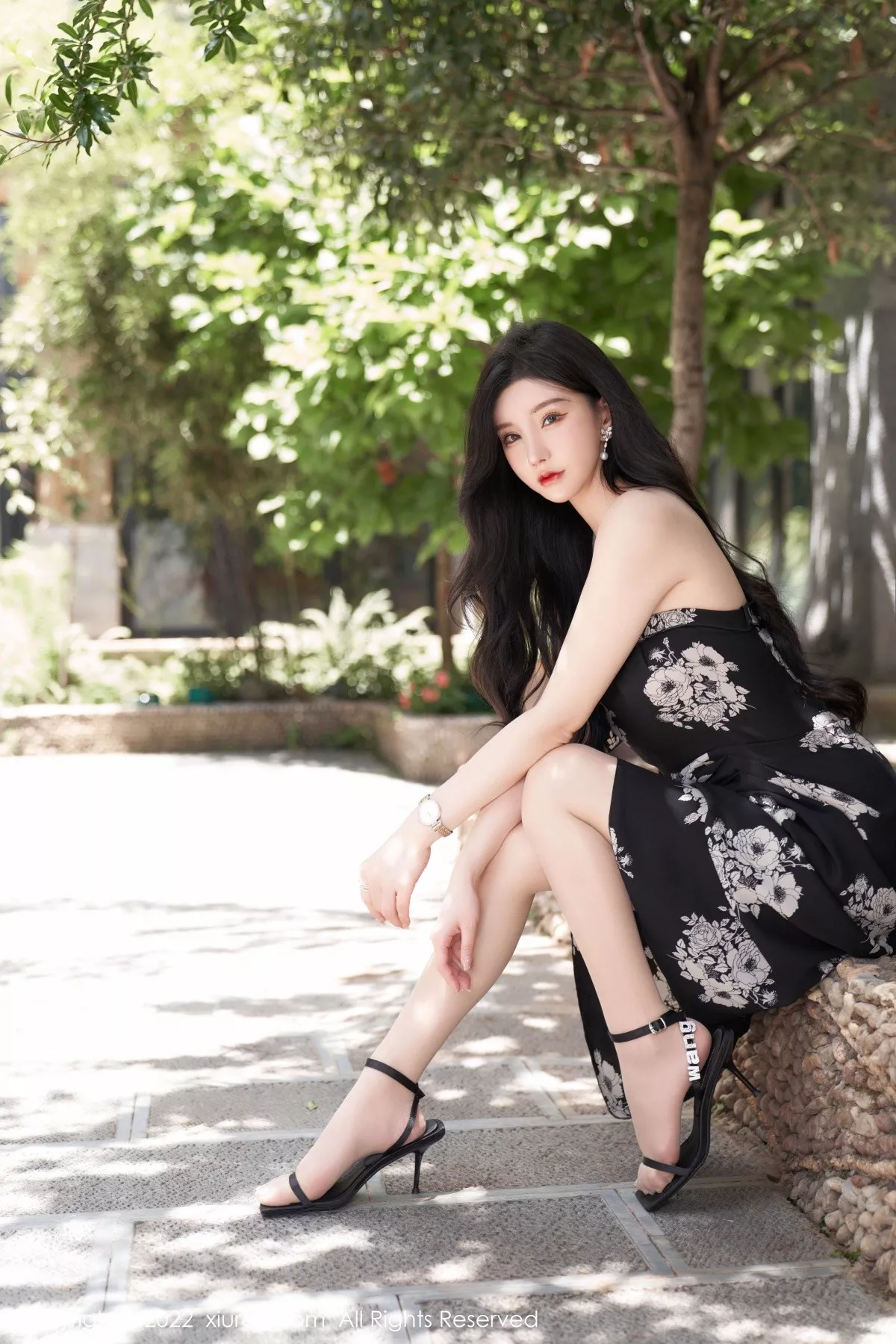 XiuRen第5307期_女神周于希Sally心愿旅拍黑色露肩连衣长裙秀完美身材诱惑写真90P