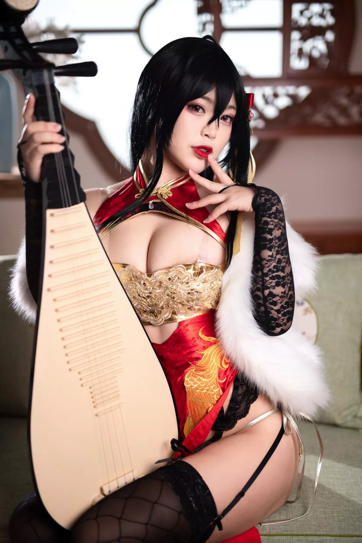 Coser妹子你烨烨大凤旗袍主题私房性感旗袍配黑丝吊袜秀丰满身材迷人诱惑写真63P