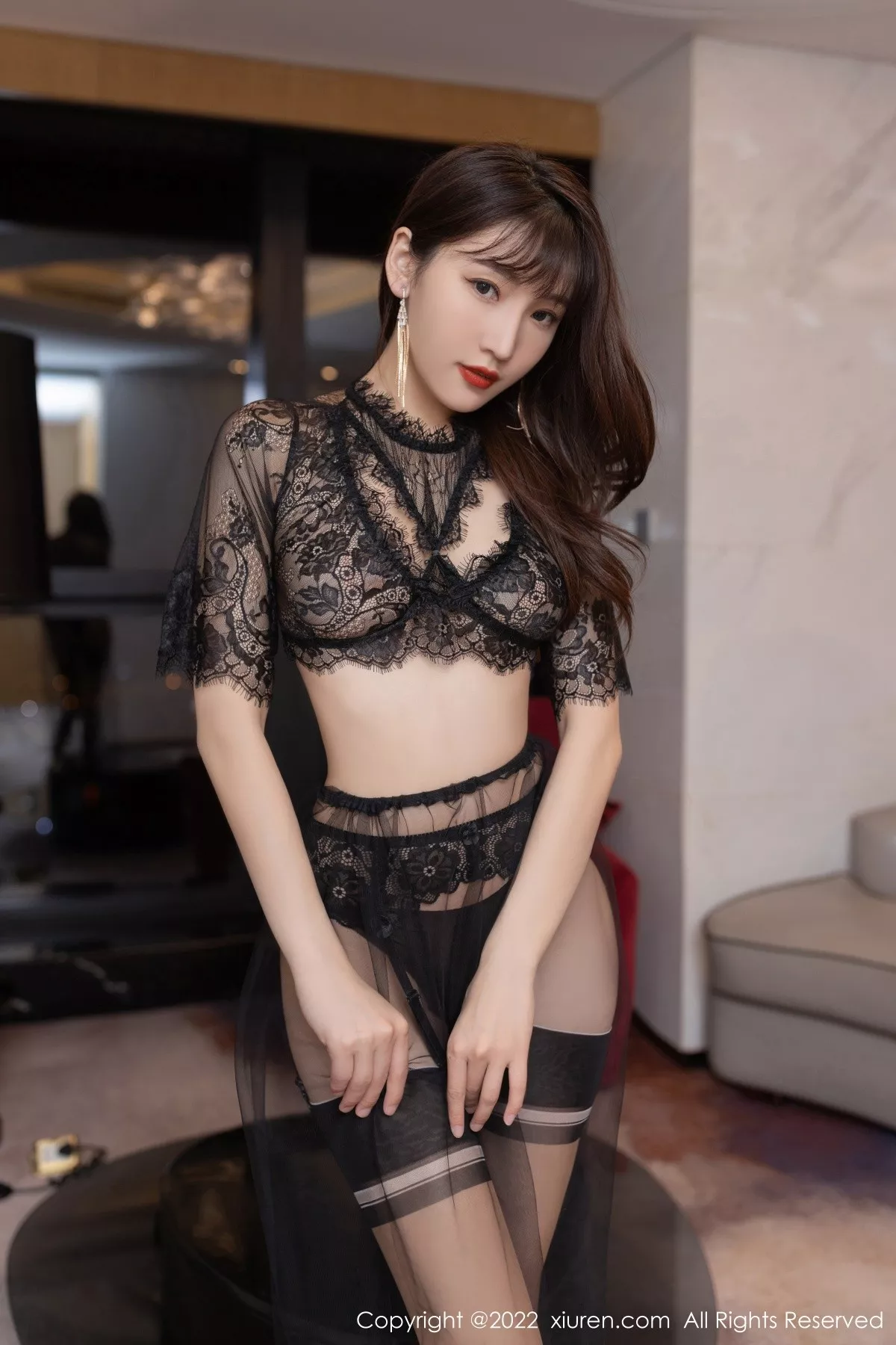 XiuRen第5316期_模特陆萱萱广州-云南旅拍黑色轻透薄纱配黑丝吊袜极致魅惑写真69P