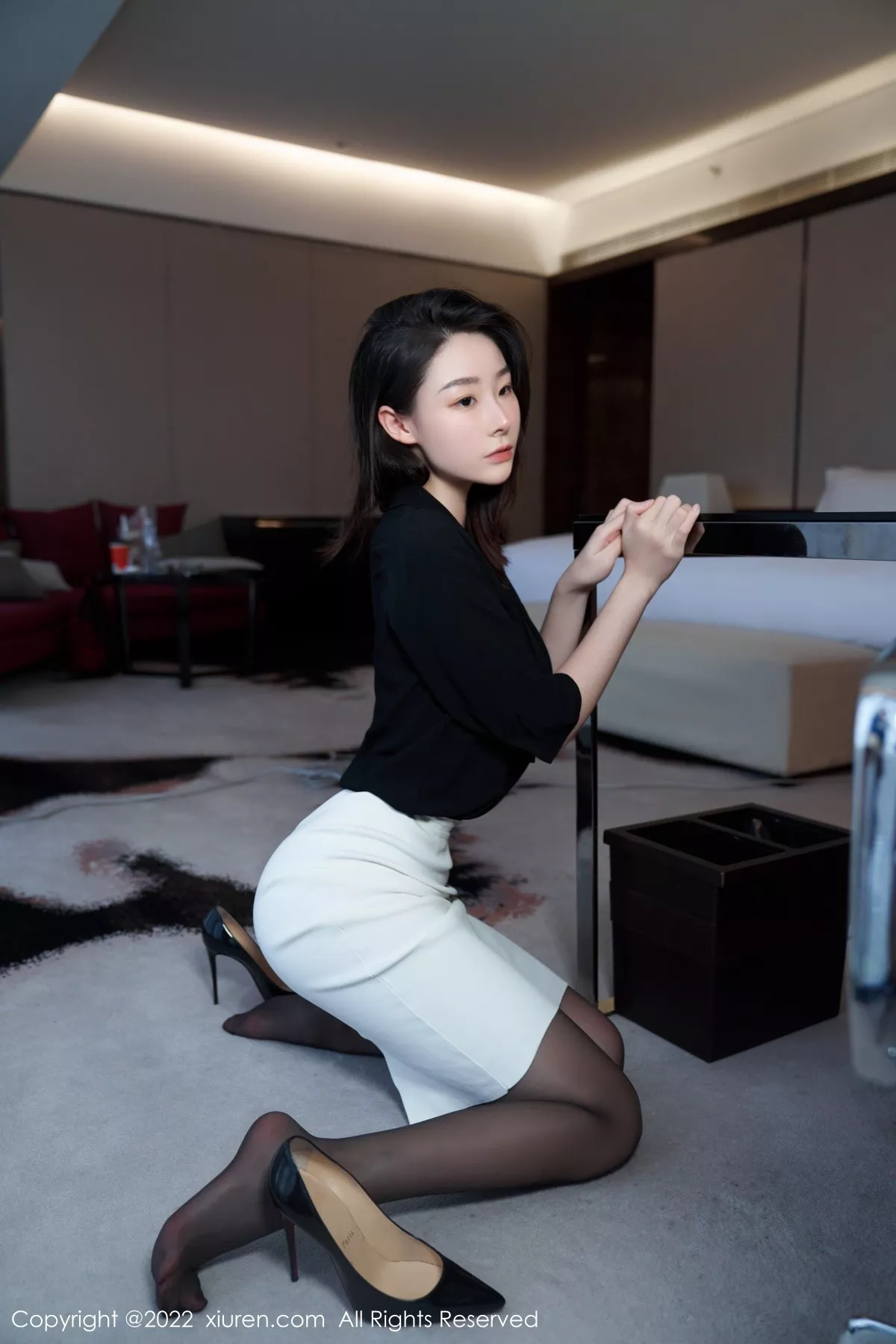 XiuRen第5312期_模特是小逗逗黑色轻透上衣配白色短裙露超薄无内黑丝诱惑写真90P