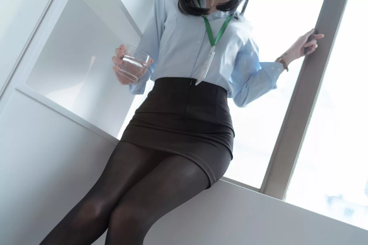 萌妹子眼酱大魔王OL的闲暇时光主题私房脱黑丝裤袜露蕾丝内裤秀翘臀诱惑写真56P