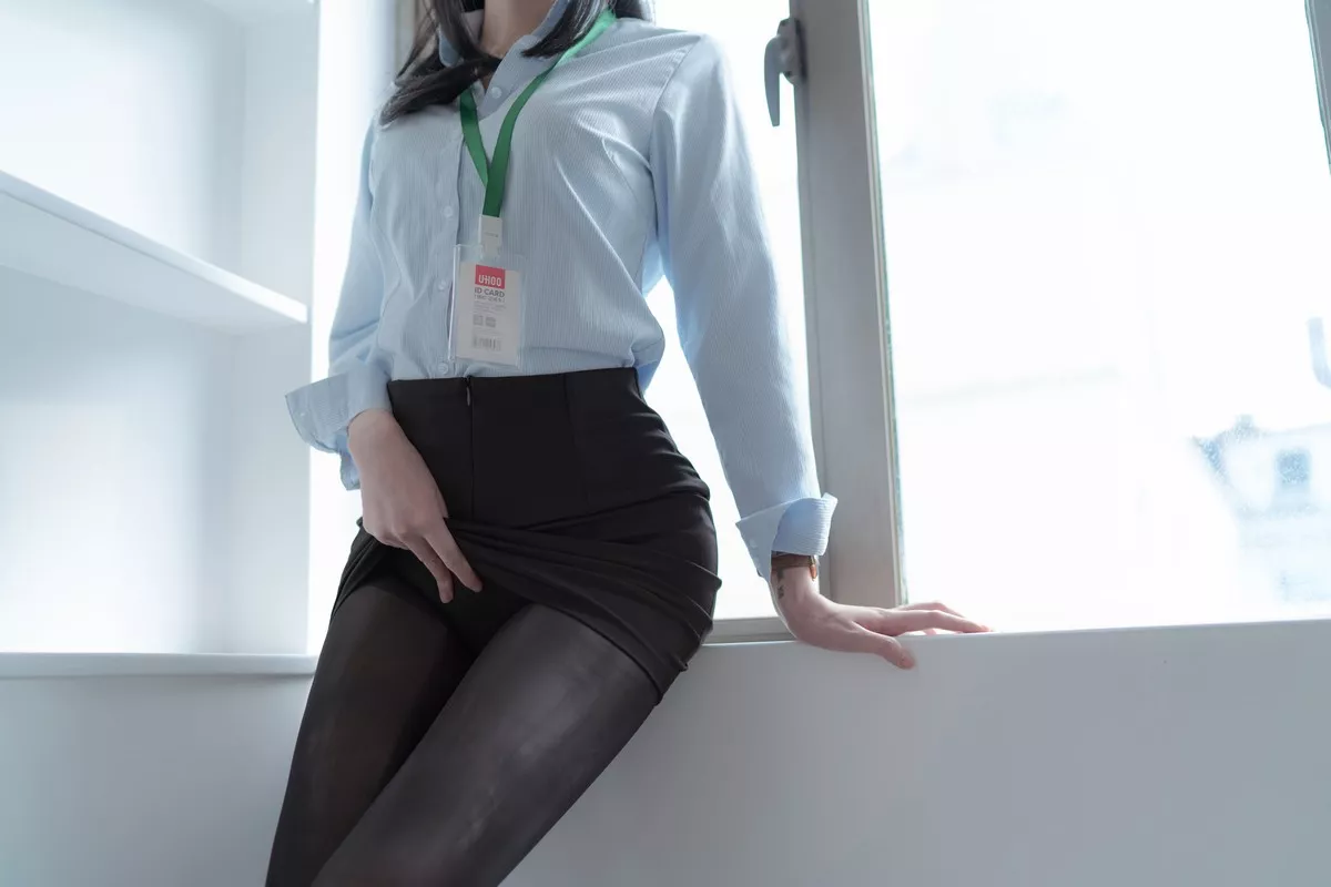 萌妹子眼酱大魔王OL的闲暇时光主题私房脱黑丝裤袜露蕾丝内裤秀翘臀诱惑写真56P