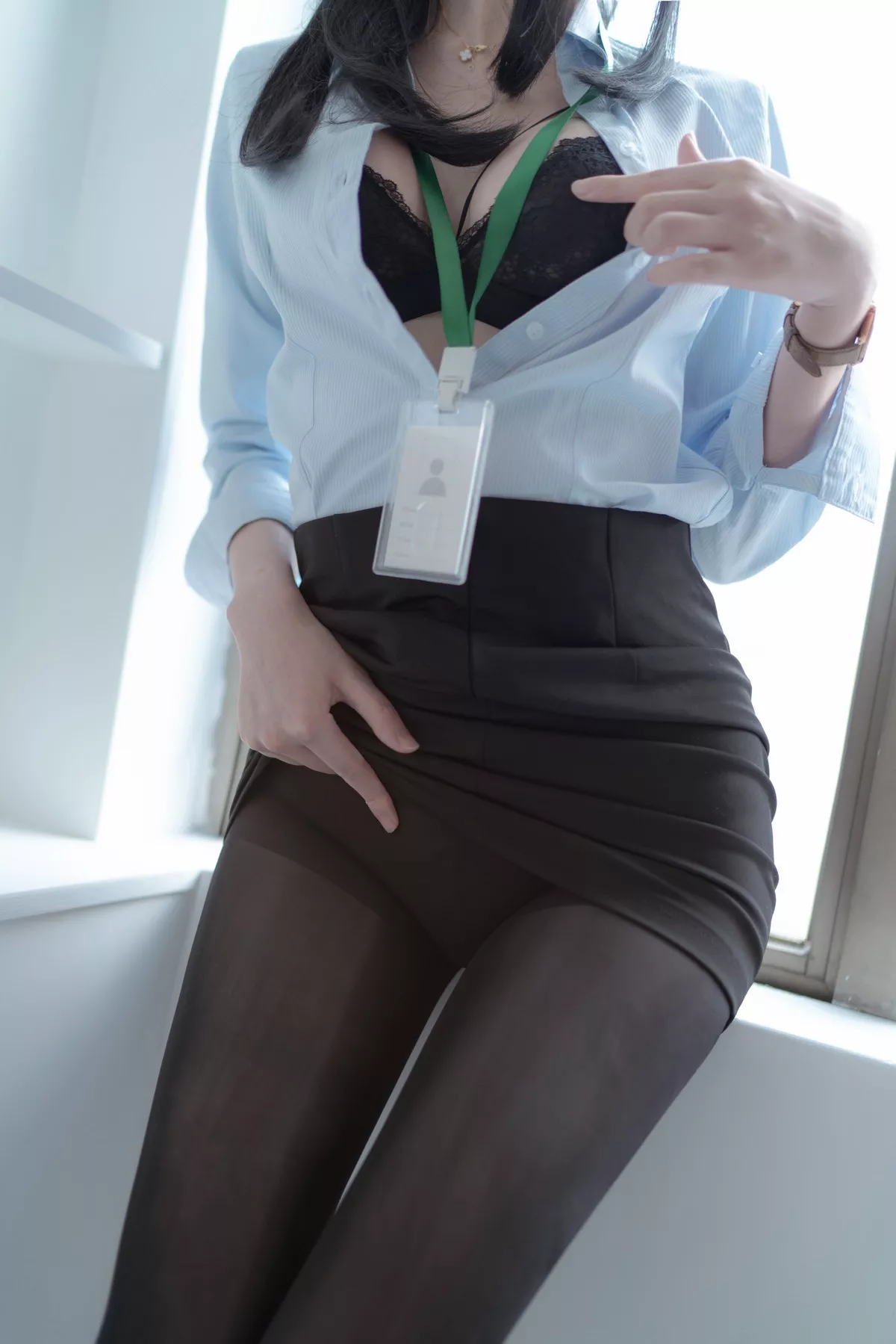 萌妹子眼酱大魔王OL的闲暇时光主题私房脱黑丝裤袜露蕾丝内裤秀翘臀诱惑写真56P