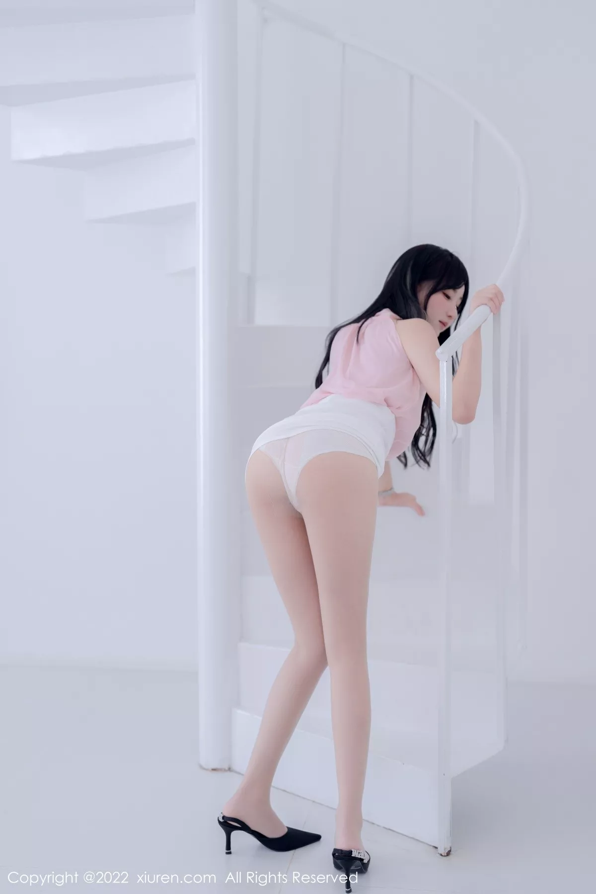 XiuRen第5318期_女神小果冻儿大理旅拍性感粉色上衣配白色短裙秀美腿诱惑写真76P