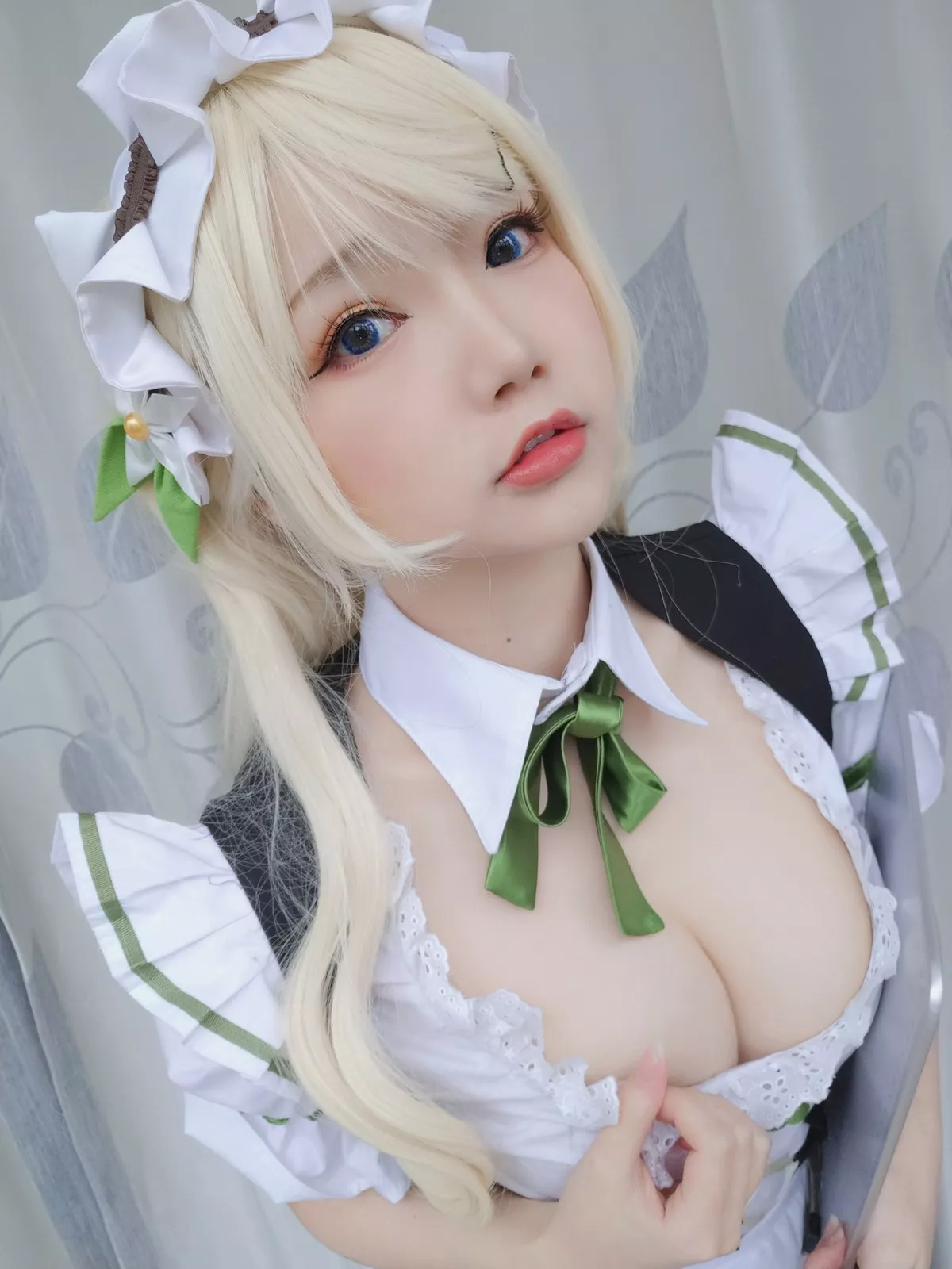 动漫博主雪晴Astra-Grainne Draser女仆主题私房低胸女仆装秀白嫩豪乳诱惑写真49P