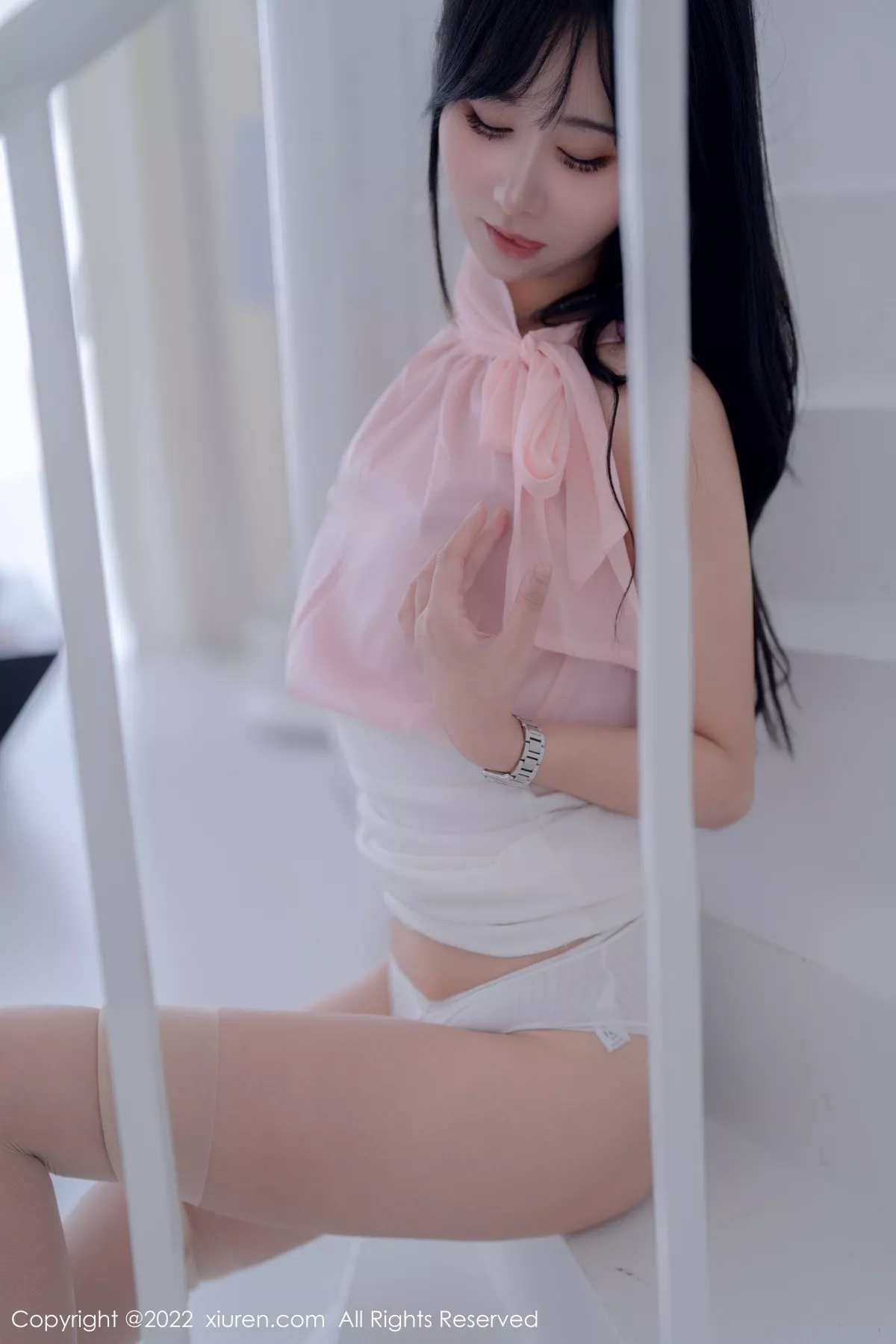 XiuRen第5318期_女神小果冻儿大理旅拍性感粉色上衣配白色短裙秀美腿诱惑写真76P