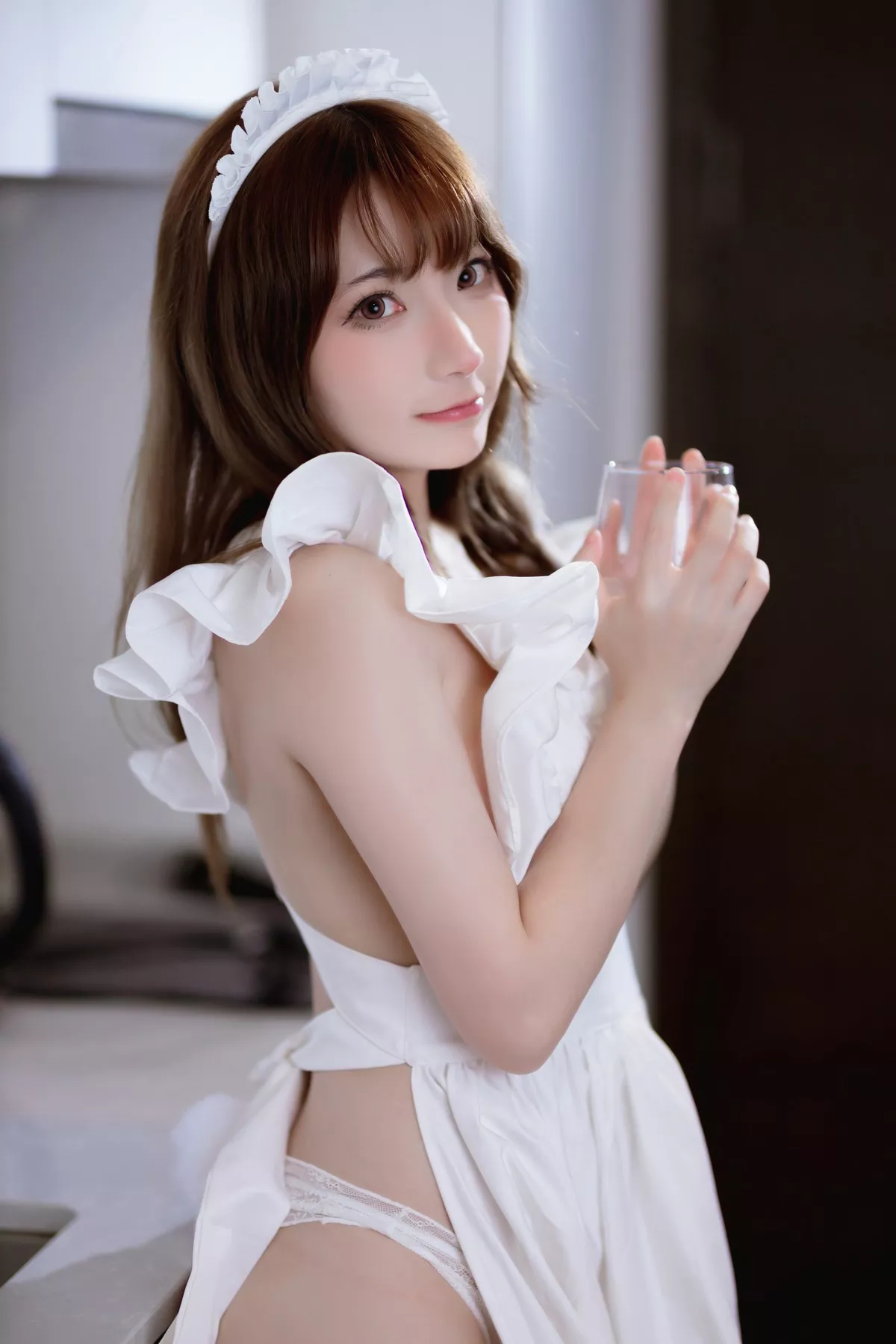 网络美女是三不是世w围裙主题私房性感白色真空围裙半撩秀翘臀美腿诱惑写真62P