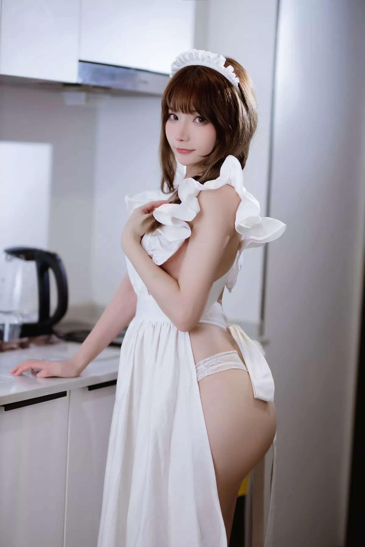 网络美女是三不是世w围裙主题私房性感白色真空围裙半撩秀翘臀美腿诱惑写真62P