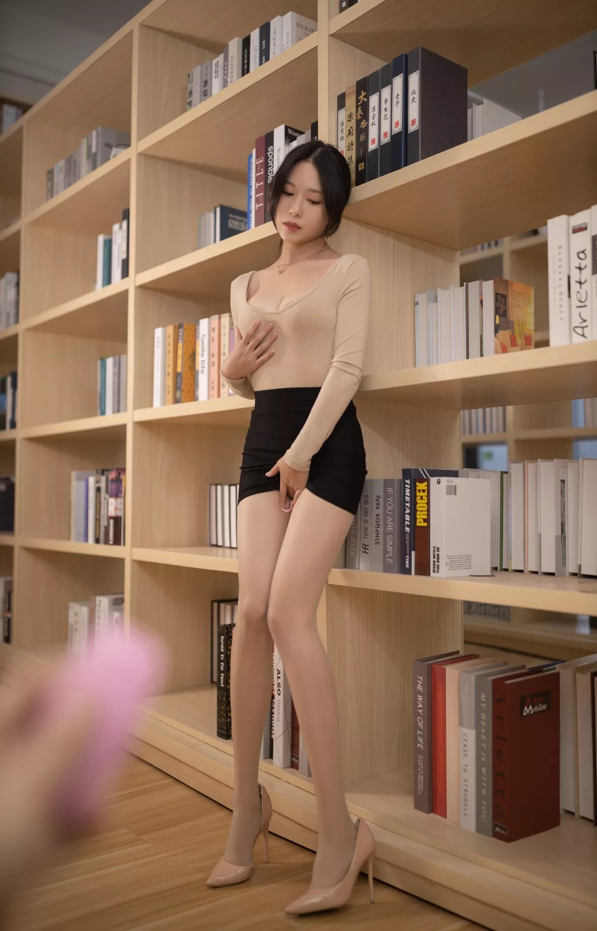 微博人气Coser抖娘利世图书馆事件主题性感肉色紧身上衣配开档肉丝诱惑写真104P