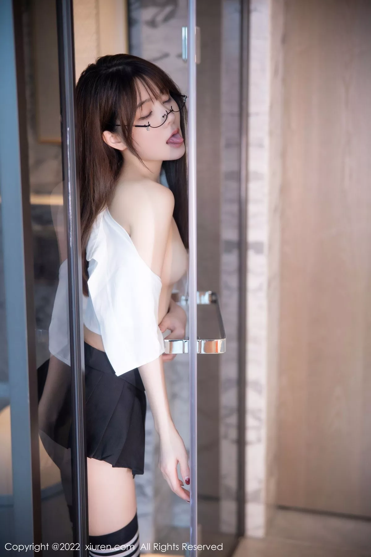 XiuRen第5365期_模特婠婠么性感学妹制服白色短T配黑短裙秀曼妙身姿诱惑写真98P