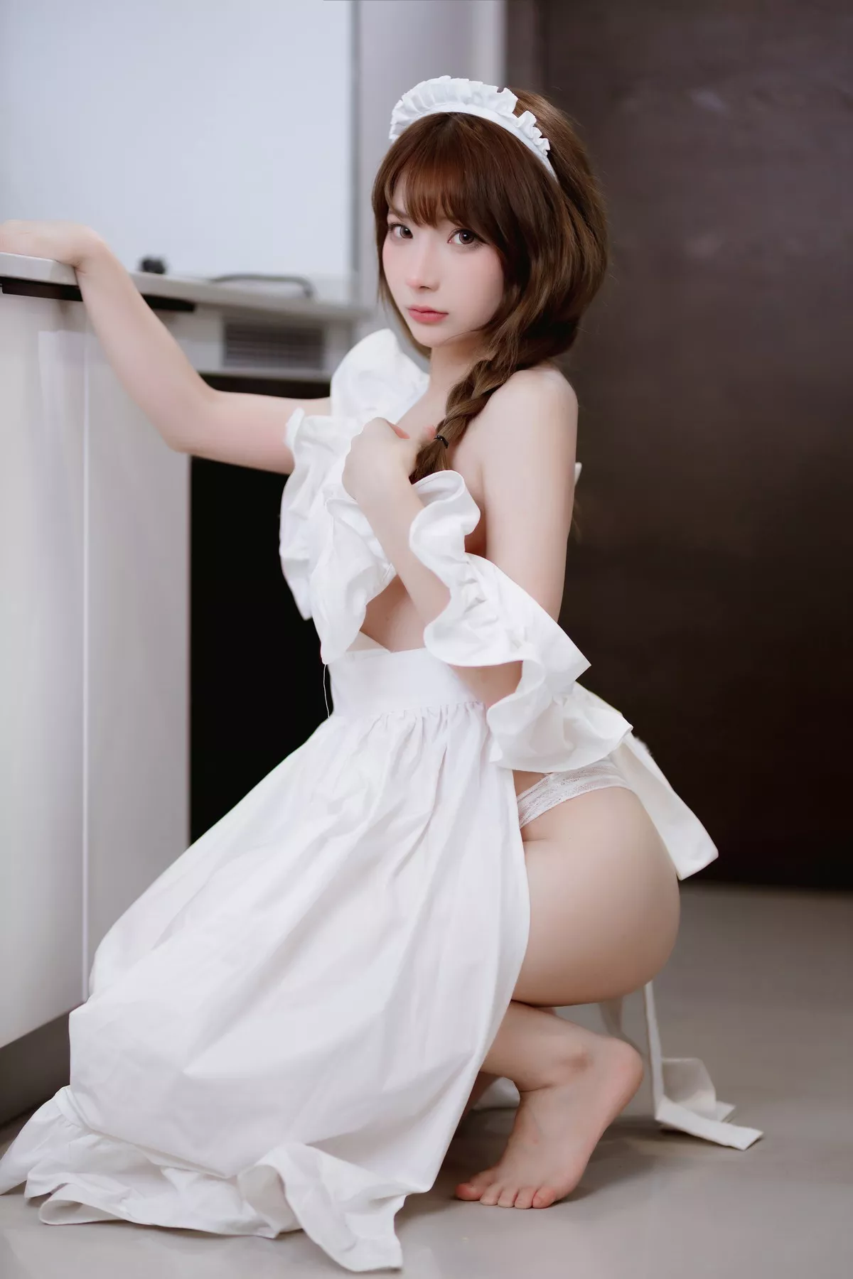 网络美女是三不是世w围裙主题私房性感白色真空围裙半撩秀翘臀美腿诱惑写真62P