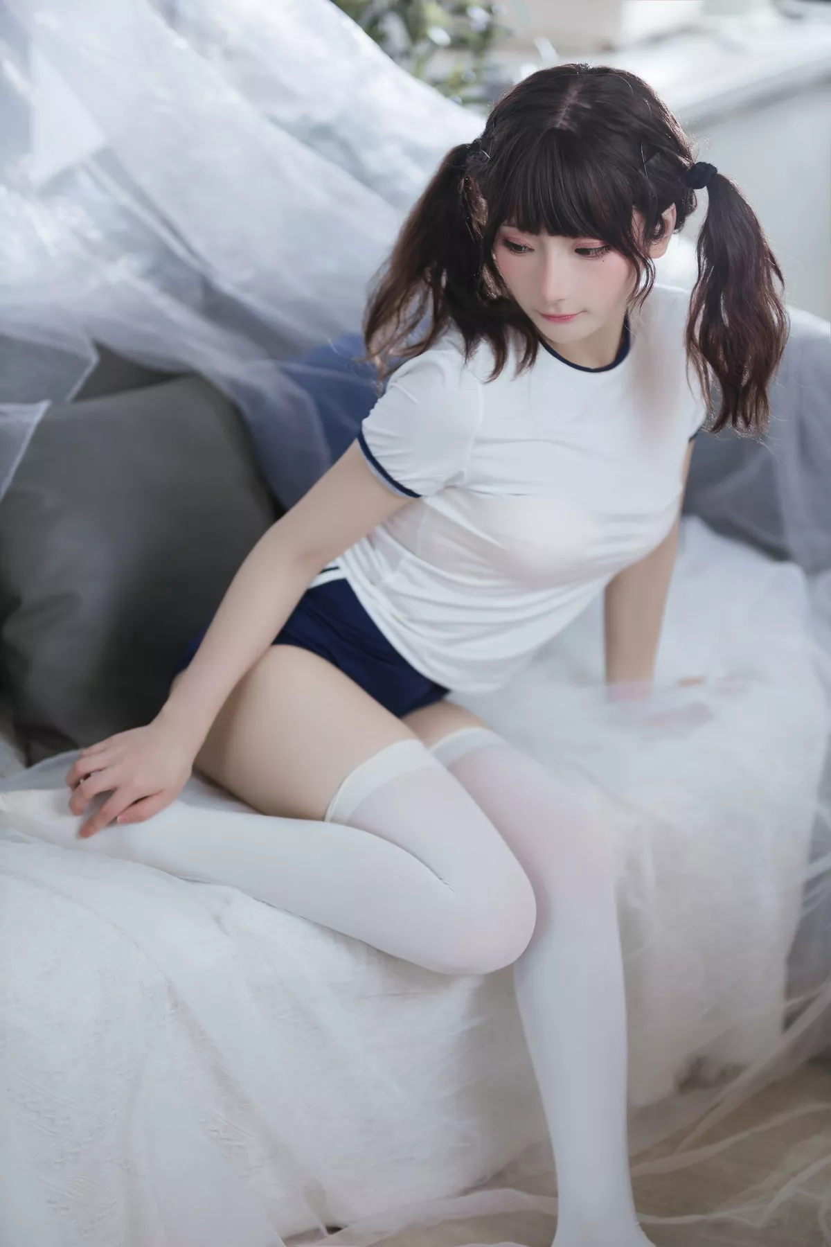 网络美女是三不是世w束缚主题私房性感紧身运动服半脱秀丰满身材诱惑写真37P