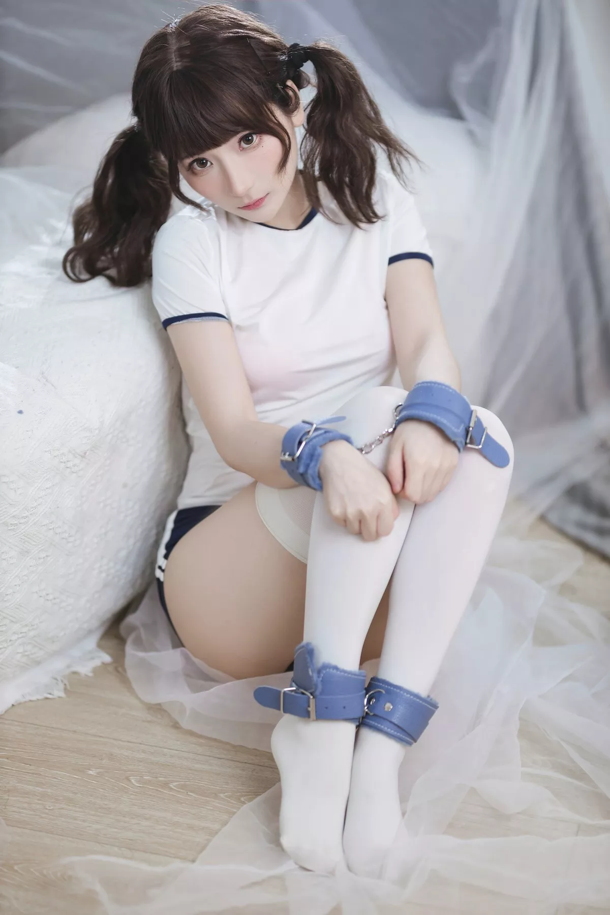 网络美女是三不是世w束缚主题私房性感紧身运动服半脱秀丰满身材诱惑写真37P