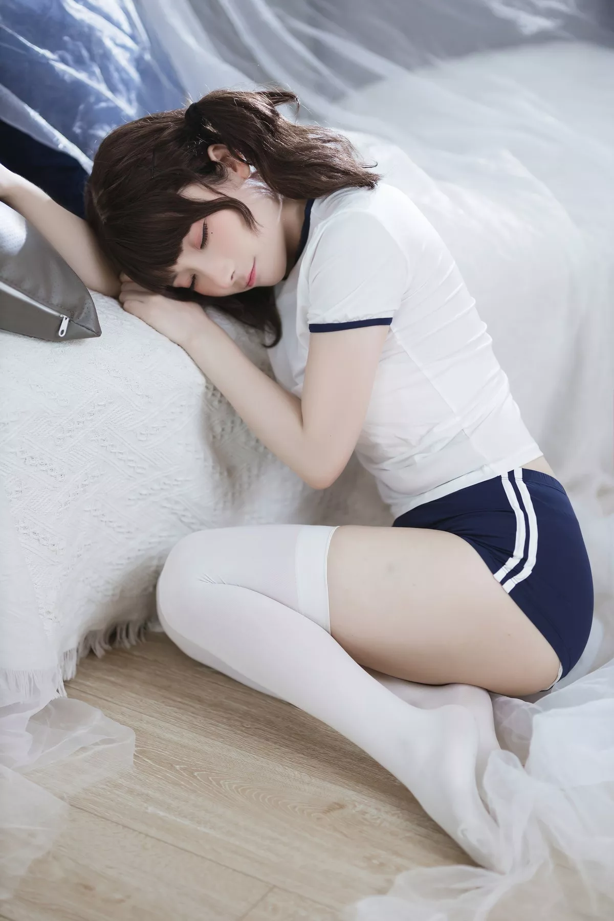 网络美女是三不是世w束缚主题私房性感紧身运动服半脱秀丰满身材诱惑写真37P