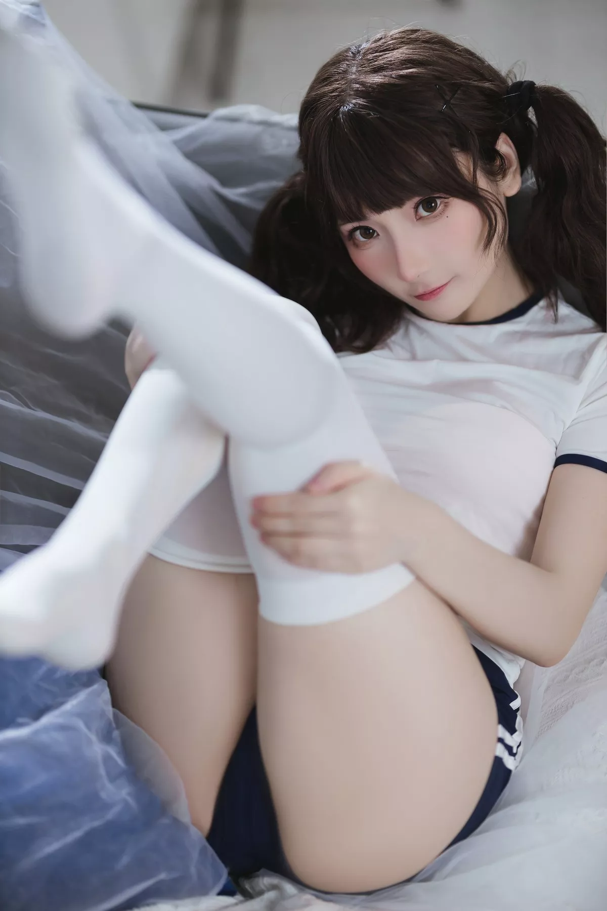 网络美女是三不是世w束缚主题私房性感紧身运动服半脱秀丰满身材诱惑写真37P