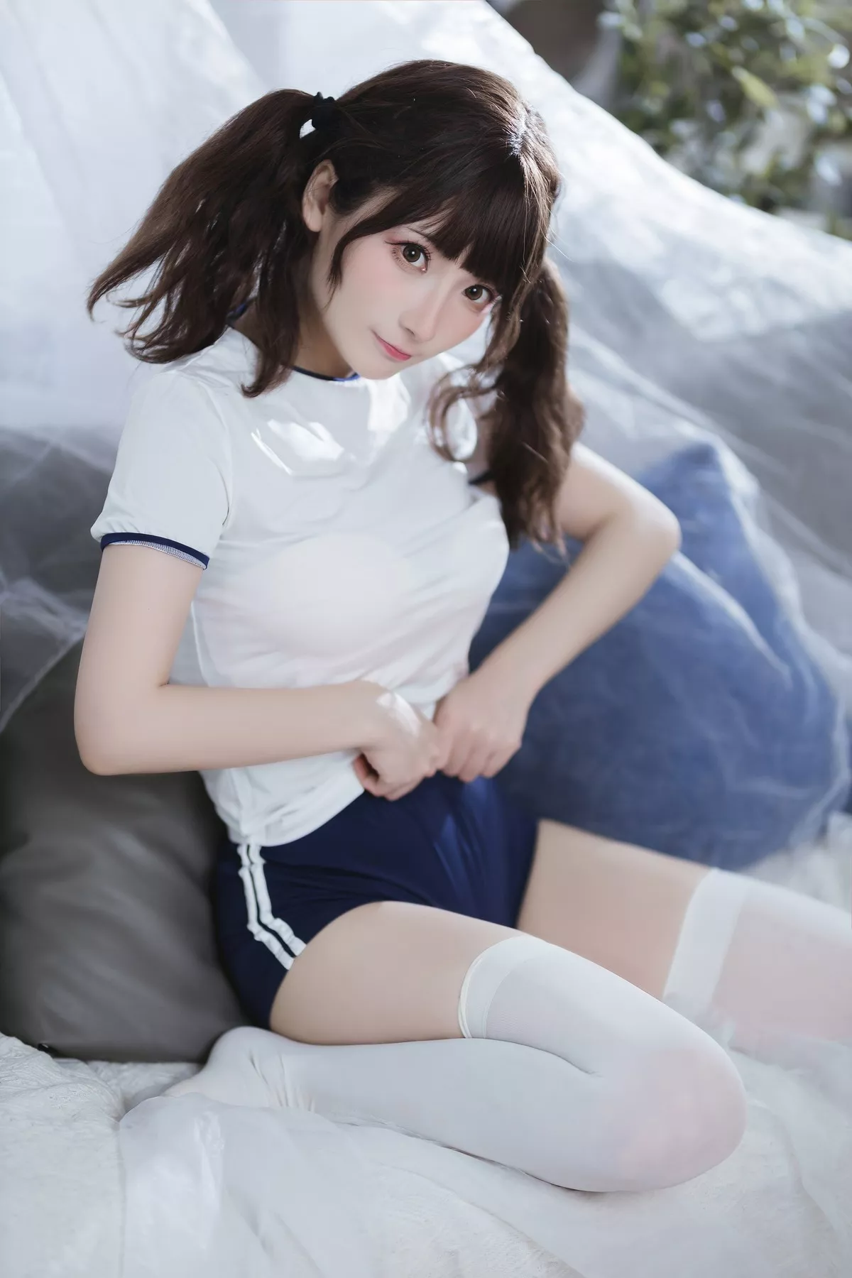 网络美女是三不是世w束缚主题私房性感紧身运动服半脱秀丰满身材诱惑写真37P