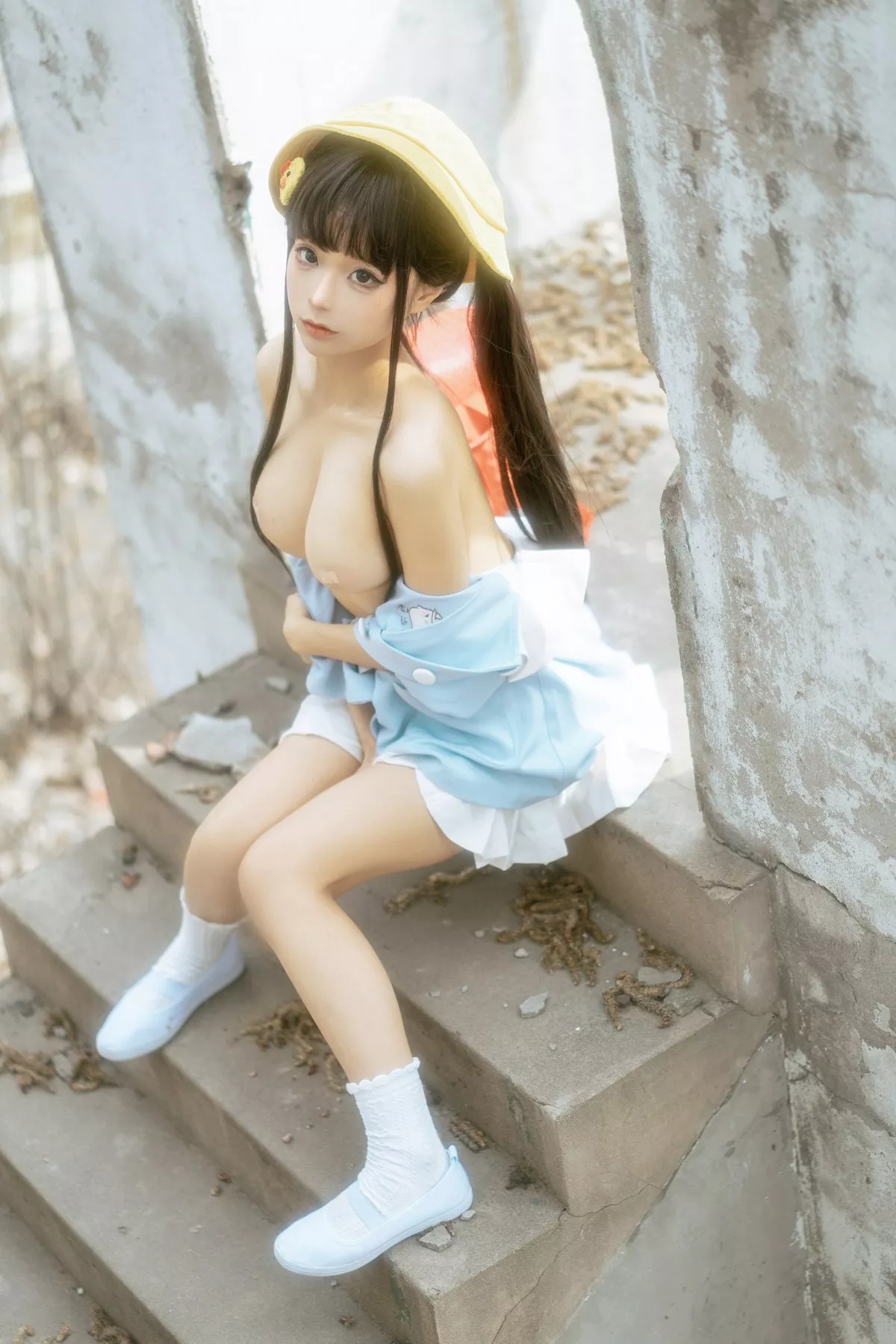 动漫博主蠢沫沫小黄帽绅士版主题户外性感服饰半脱露豪乳创可贴遮点诱惑写真156P