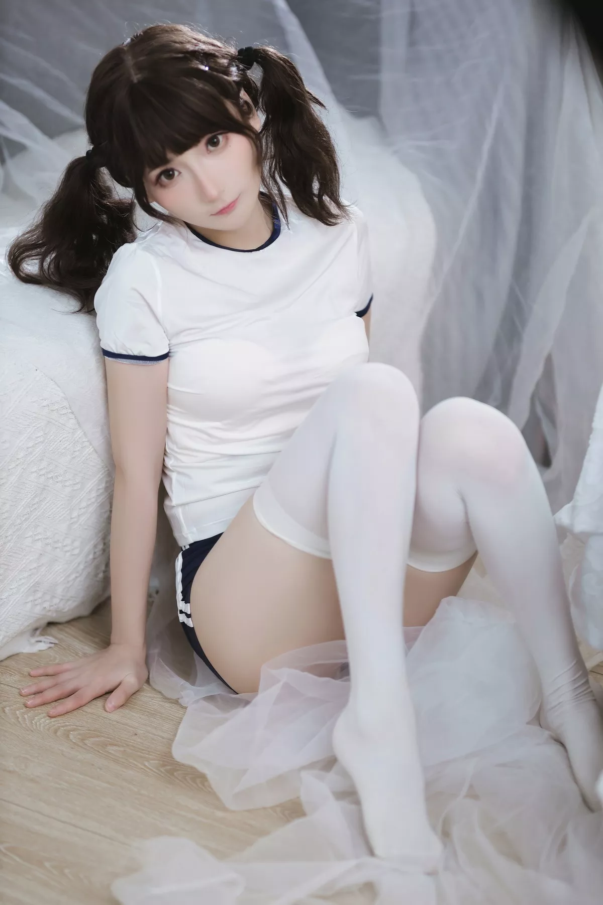 网络美女是三不是世w束缚主题私房性感紧身运动服半脱秀丰满身材诱惑写真37P