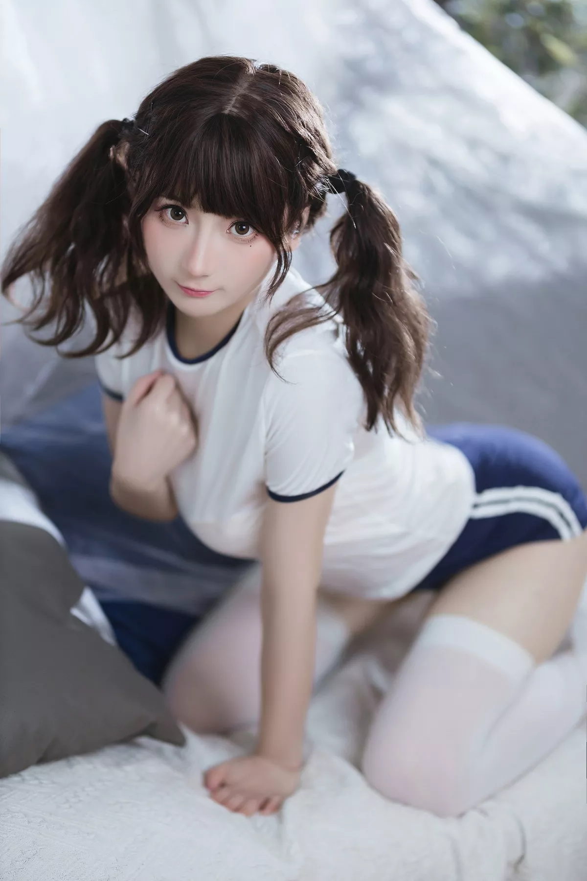 网络美女是三不是世w束缚主题私房性感紧身运动服半脱秀丰满身材诱惑写真37P