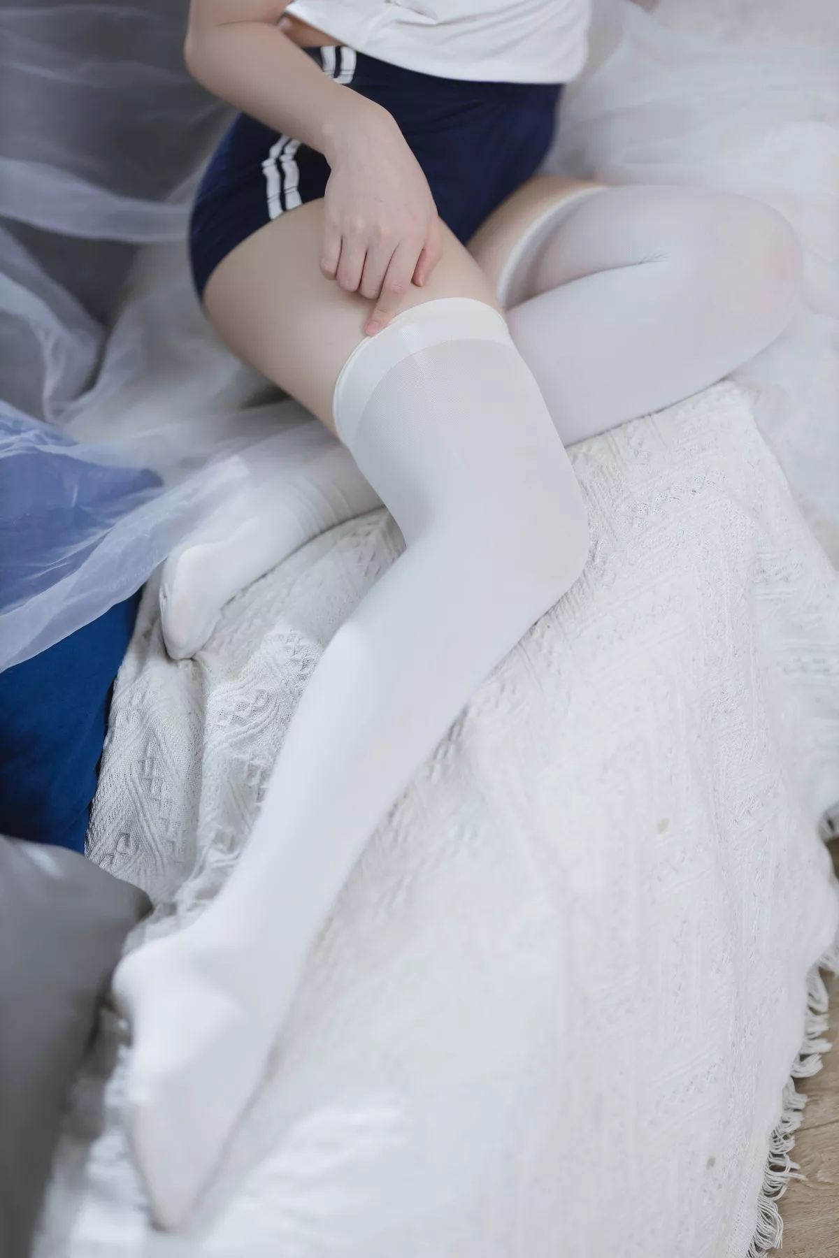 网络美女是三不是世w束缚主题私房性感紧身运动服半脱秀丰满身材诱惑写真37P