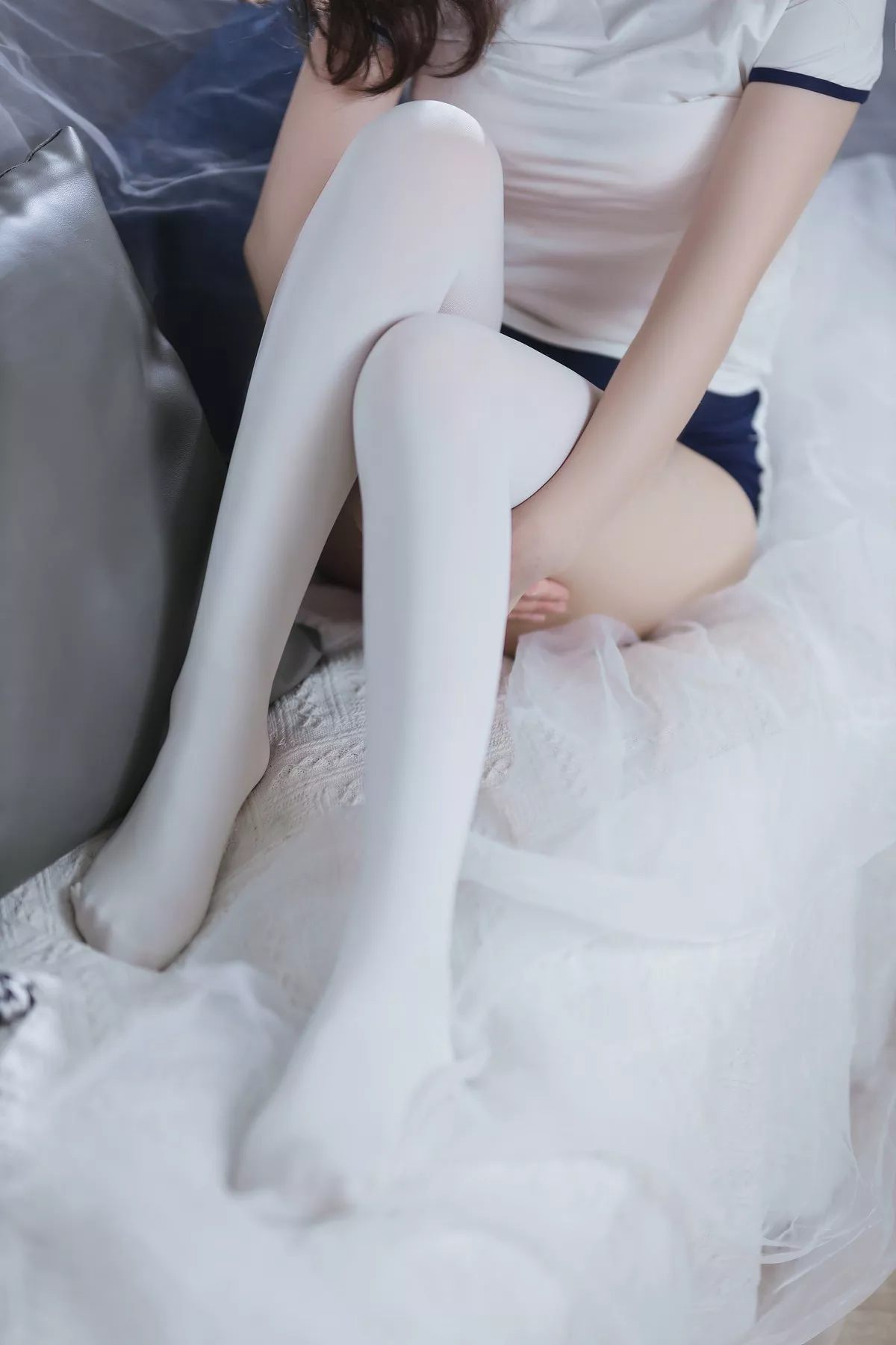 网络美女是三不是世w束缚主题私房性感紧身运动服半脱秀丰满身材诱惑写真37P