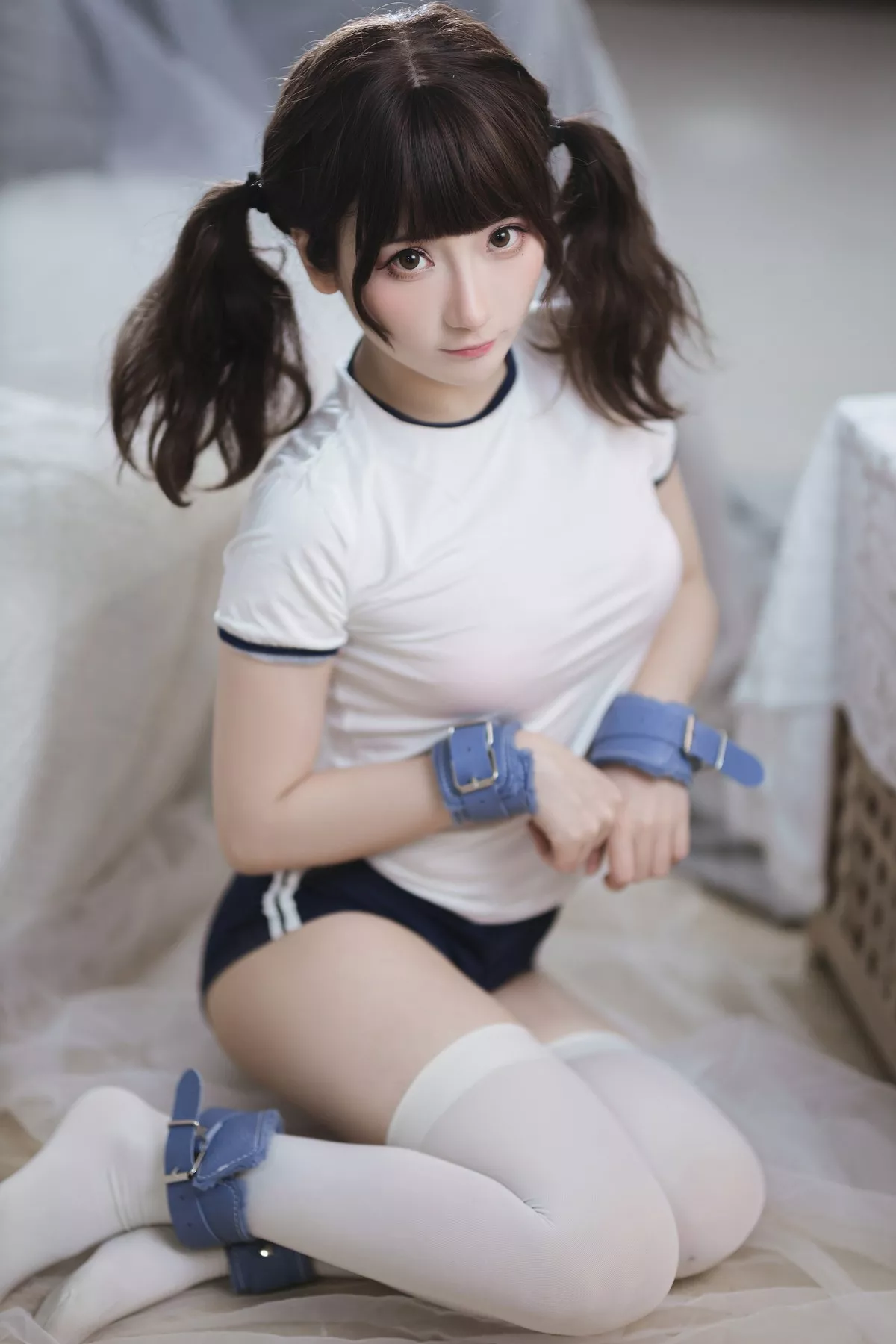 网络美女是三不是世w束缚主题私房性感紧身运动服半脱秀丰满身材诱惑写真37P