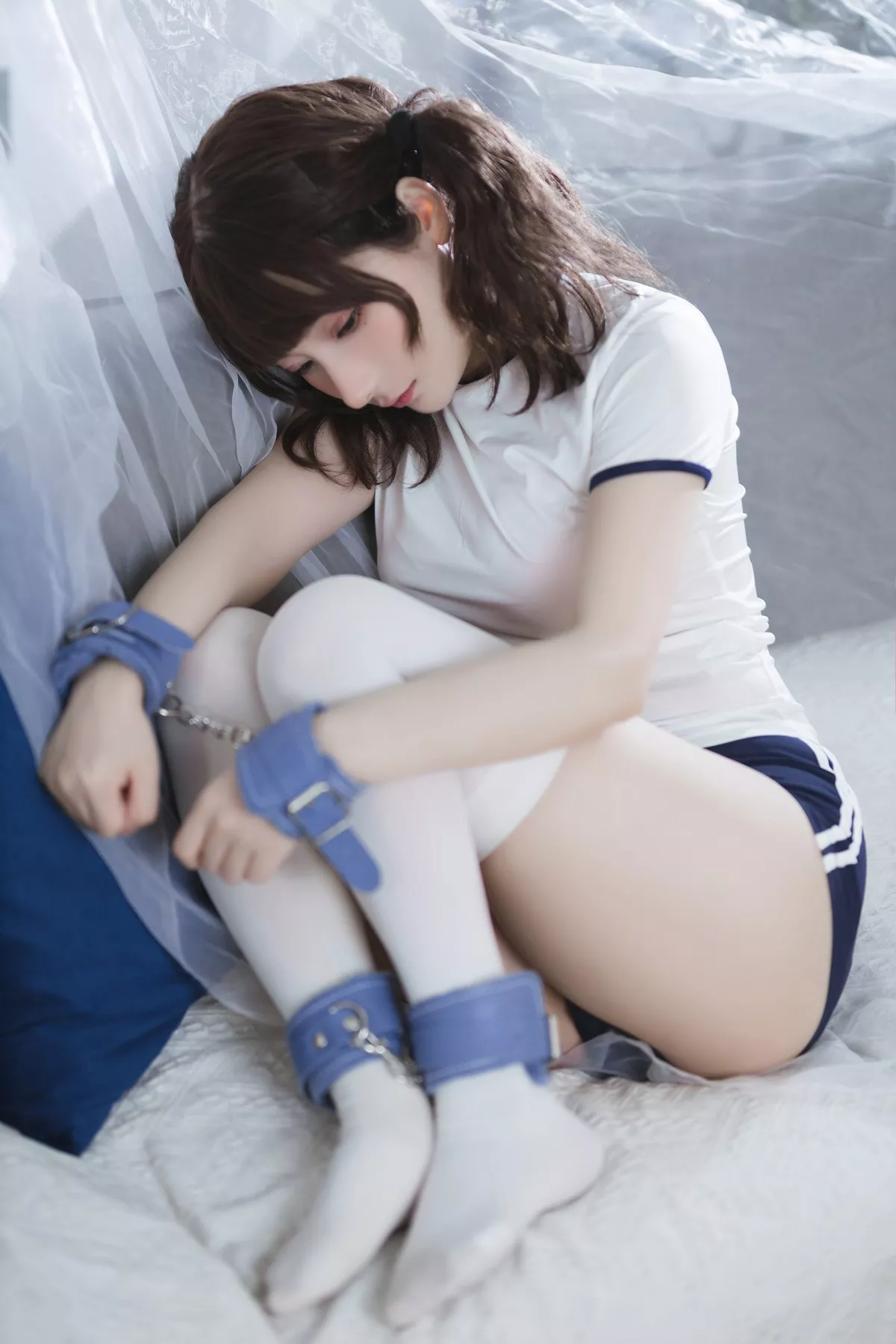 网络美女是三不是世w束缚主题私房性感紧身运动服半脱秀丰满身材诱惑写真37P