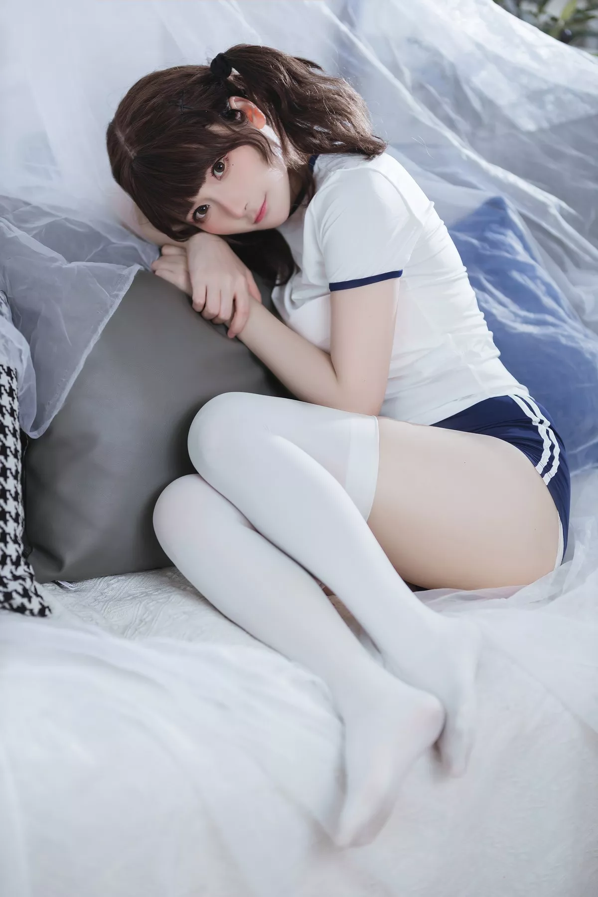 网络美女是三不是世w束缚主题私房性感紧身运动服半脱秀丰满身材诱惑写真37P