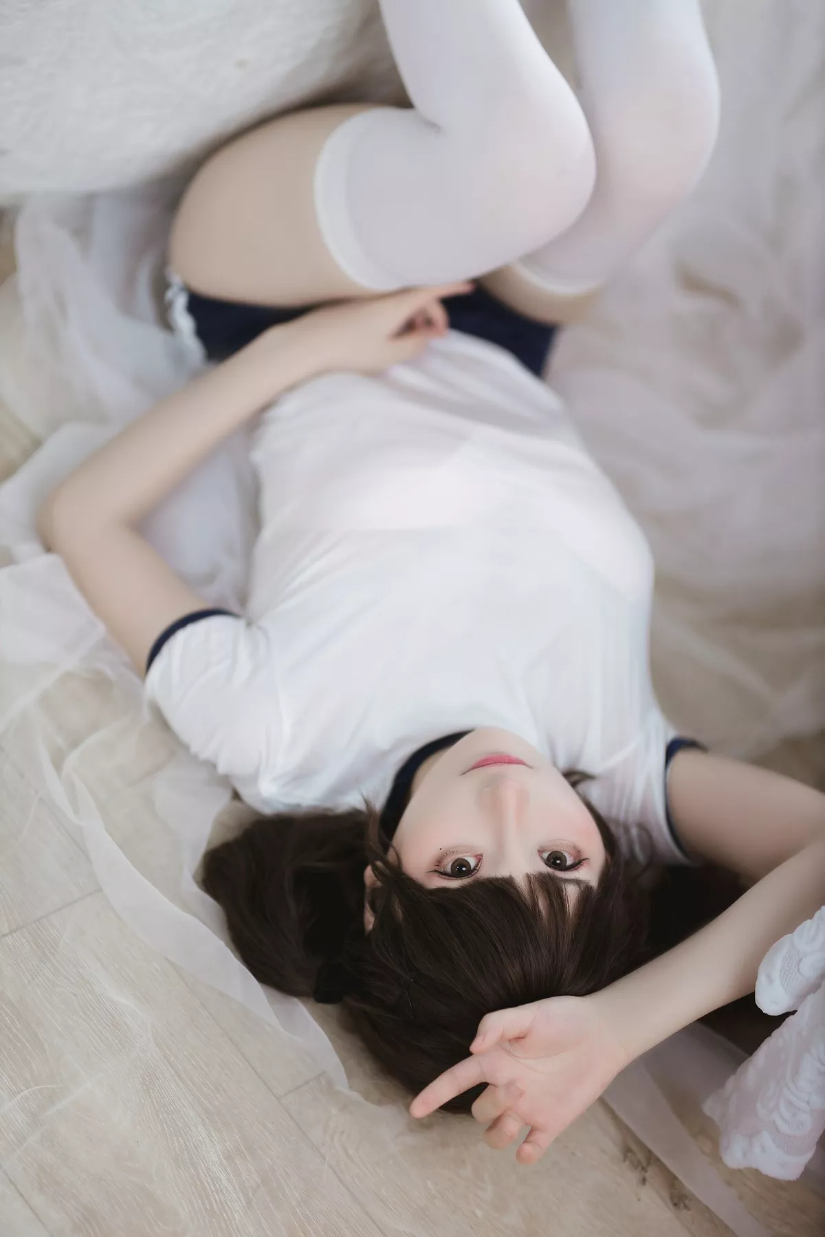 网络美女是三不是世w束缚主题私房性感紧身运动服半脱秀丰满身材诱惑写真37P