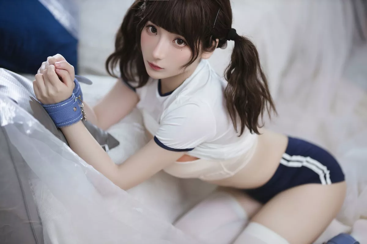 网络美女是三不是世w束缚主题私房性感紧身运动服半脱秀丰满身材诱惑写真37P