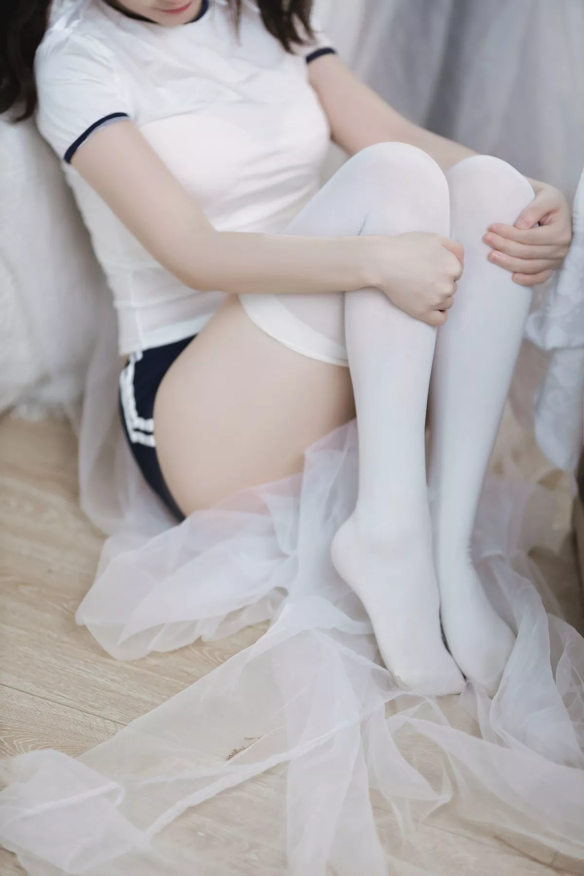 网络美女是三不是世w束缚主题私房性感紧身运动服半脱秀丰满身材诱惑写真37P