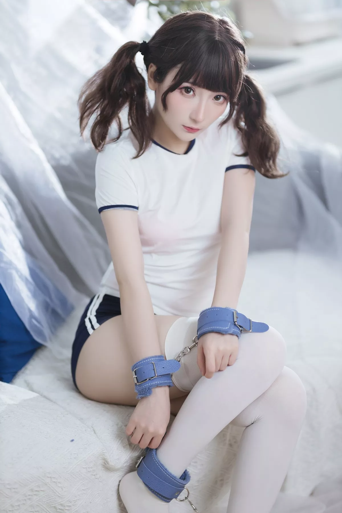 网络美女是三不是世w束缚主题私房性感紧身运动服半脱秀丰满身材诱惑写真37P