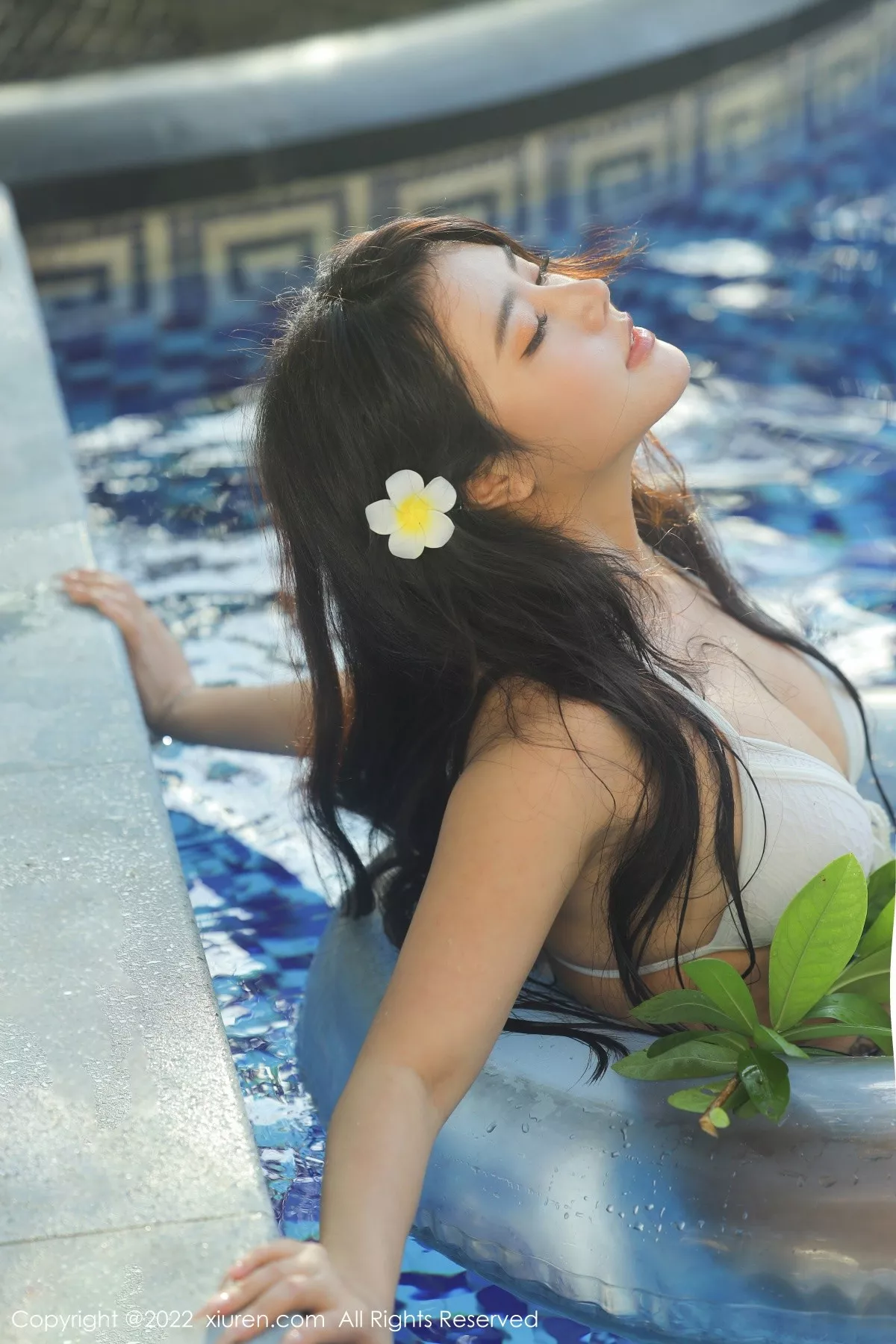 XiuRen第5370期_女神Manuela玛鲁娜三亚旅拍泳池白色比基尼秀浑圆翘臀诱惑写真52P