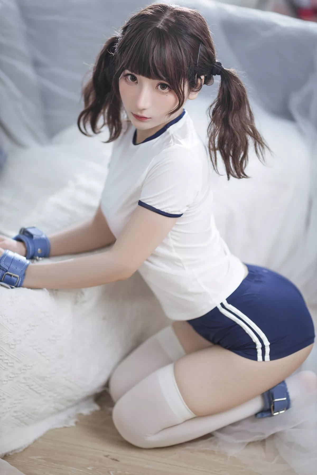 网络美女是三不是世w束缚主题私房性感紧身运动服半脱秀丰满身材诱惑写真37P