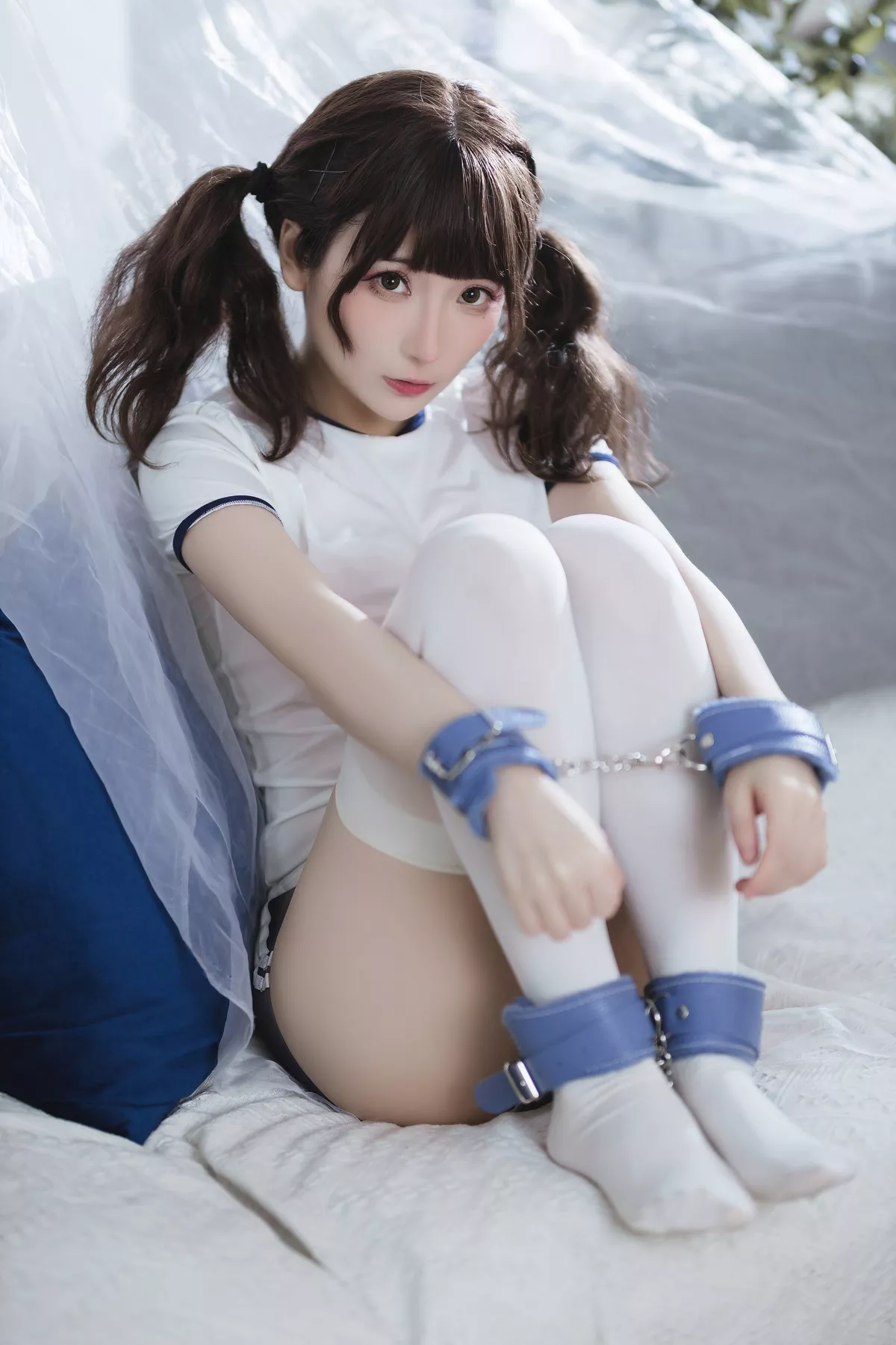 网络美女是三不是世w束缚主题私房性感紧身运动服半脱秀丰满身材诱惑写真37P