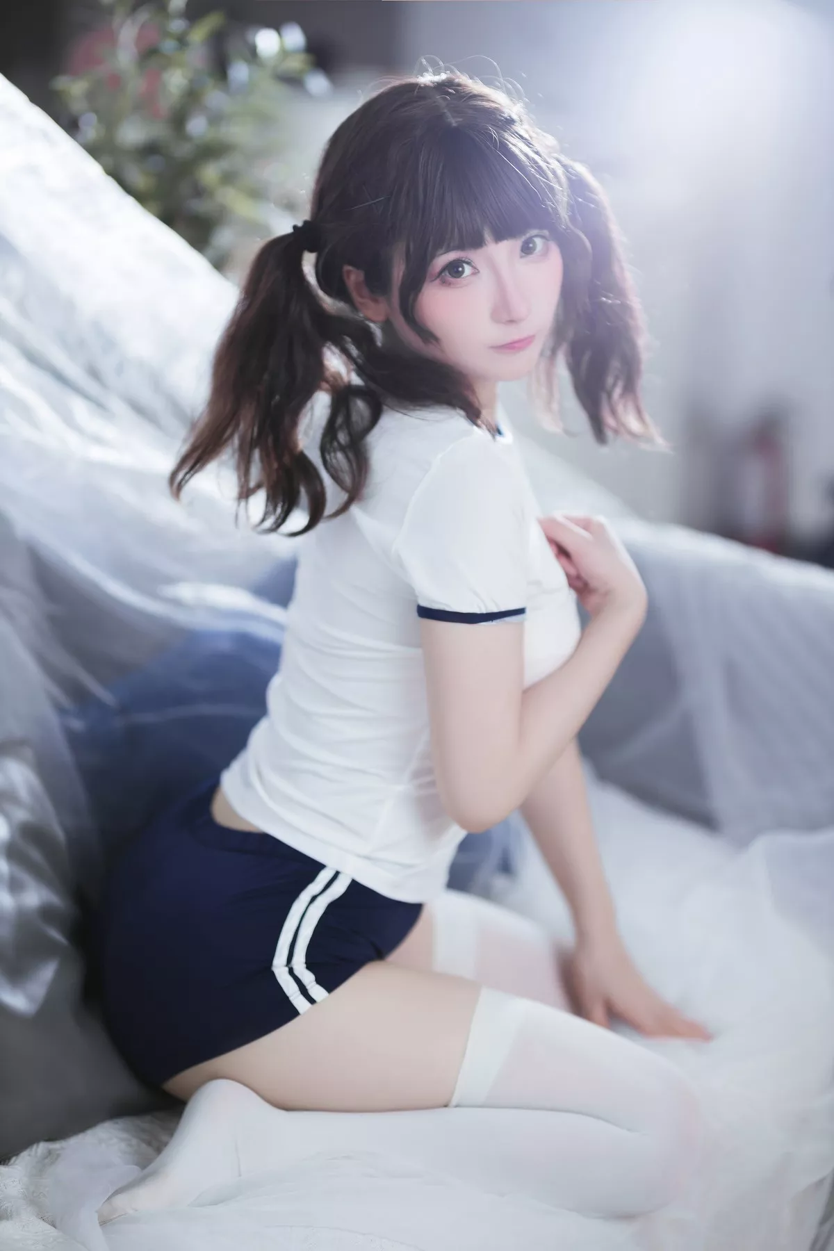 网络美女是三不是世w束缚主题私房性感紧身运动服半脱秀丰满身材诱惑写真37P