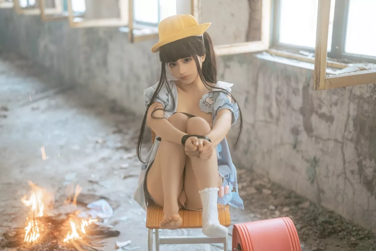动漫博主蠢沫沫小黄帽绅士版主题户外性感服饰半脱露豪乳创可贴遮点诱惑写真156P