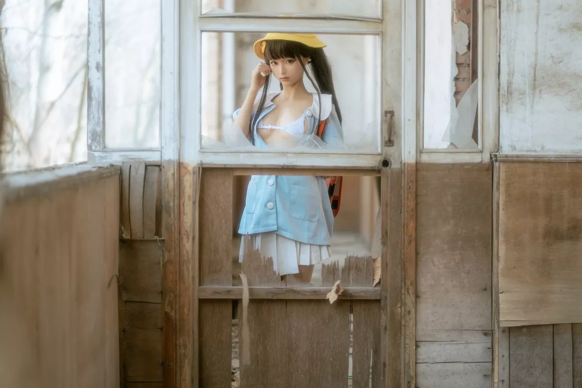 动漫博主蠢沫沫小黄帽绅士版主题户外性感服饰半脱露豪乳创可贴遮点诱惑写真156P