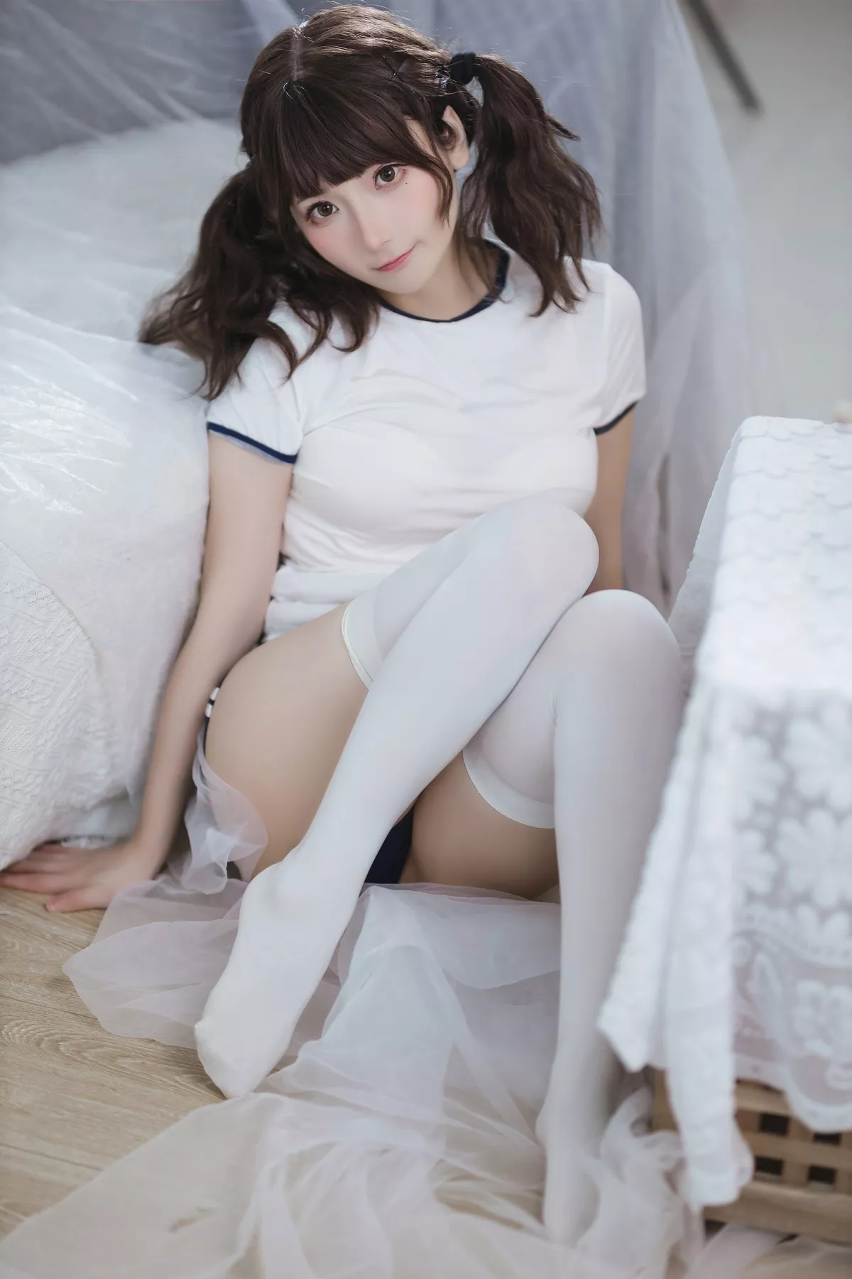 网络美女是三不是世w束缚主题私房性感紧身运动服半脱秀丰满身材诱惑写真37P