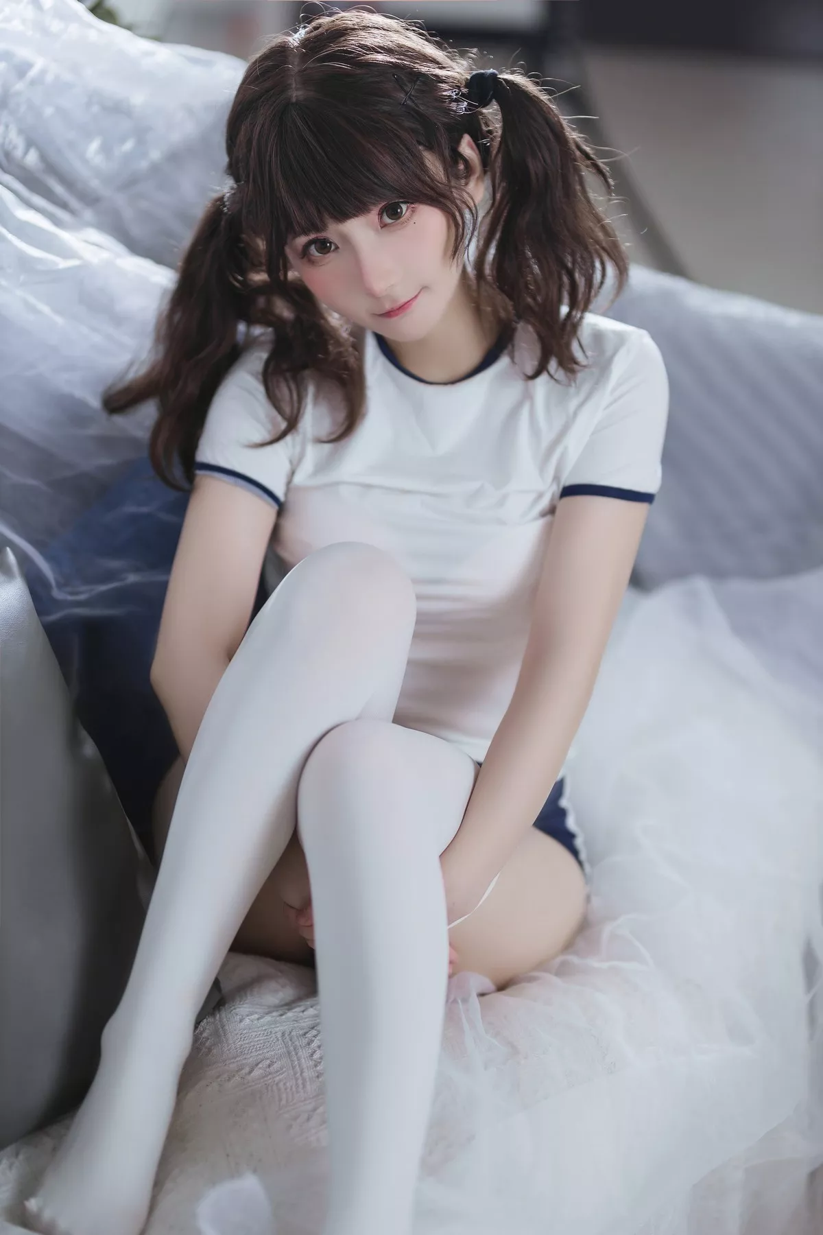 网络美女是三不是世w束缚主题私房性感紧身运动服半脱秀丰满身材诱惑写真37P